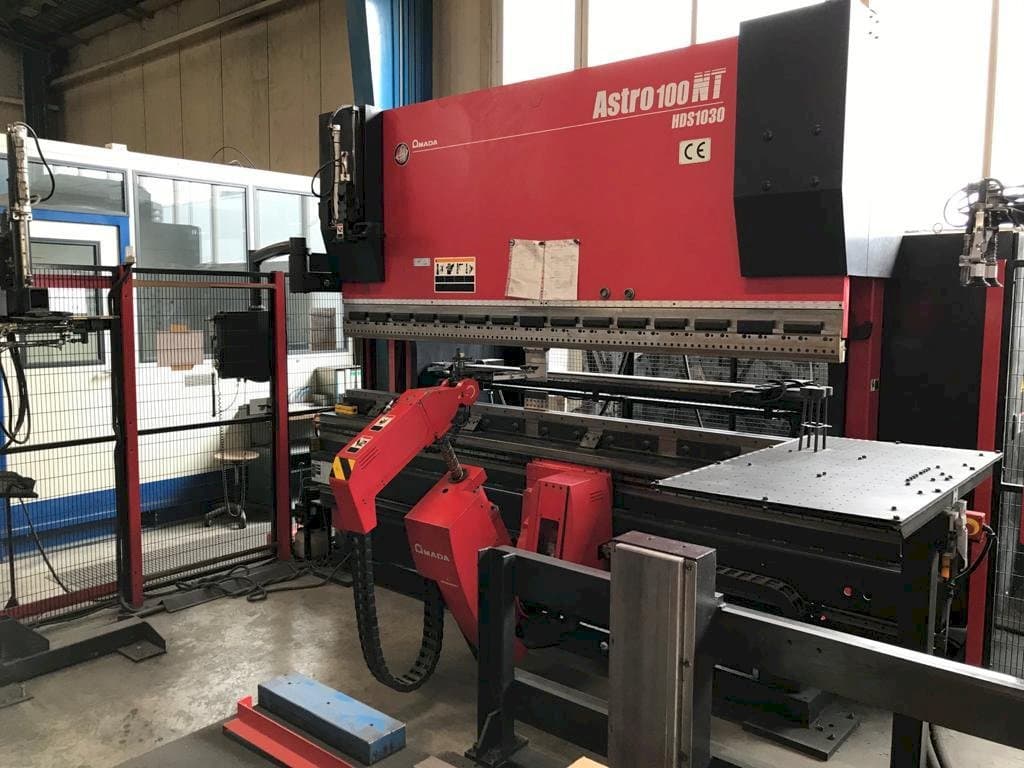 Vooraanzicht van AMADA Astra 100-NT HDS-1030NTR machine