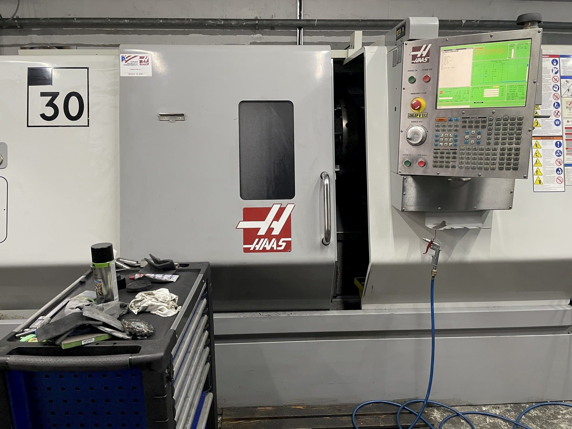 Vooraanzicht van HAAS SL-30 machine