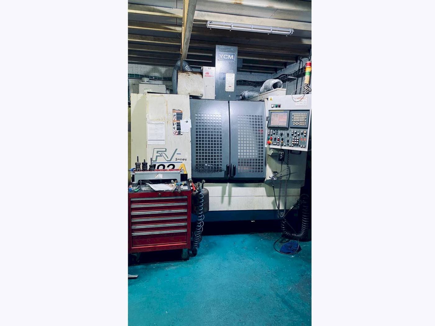 Vooraanzicht van YCM FV102A machine
