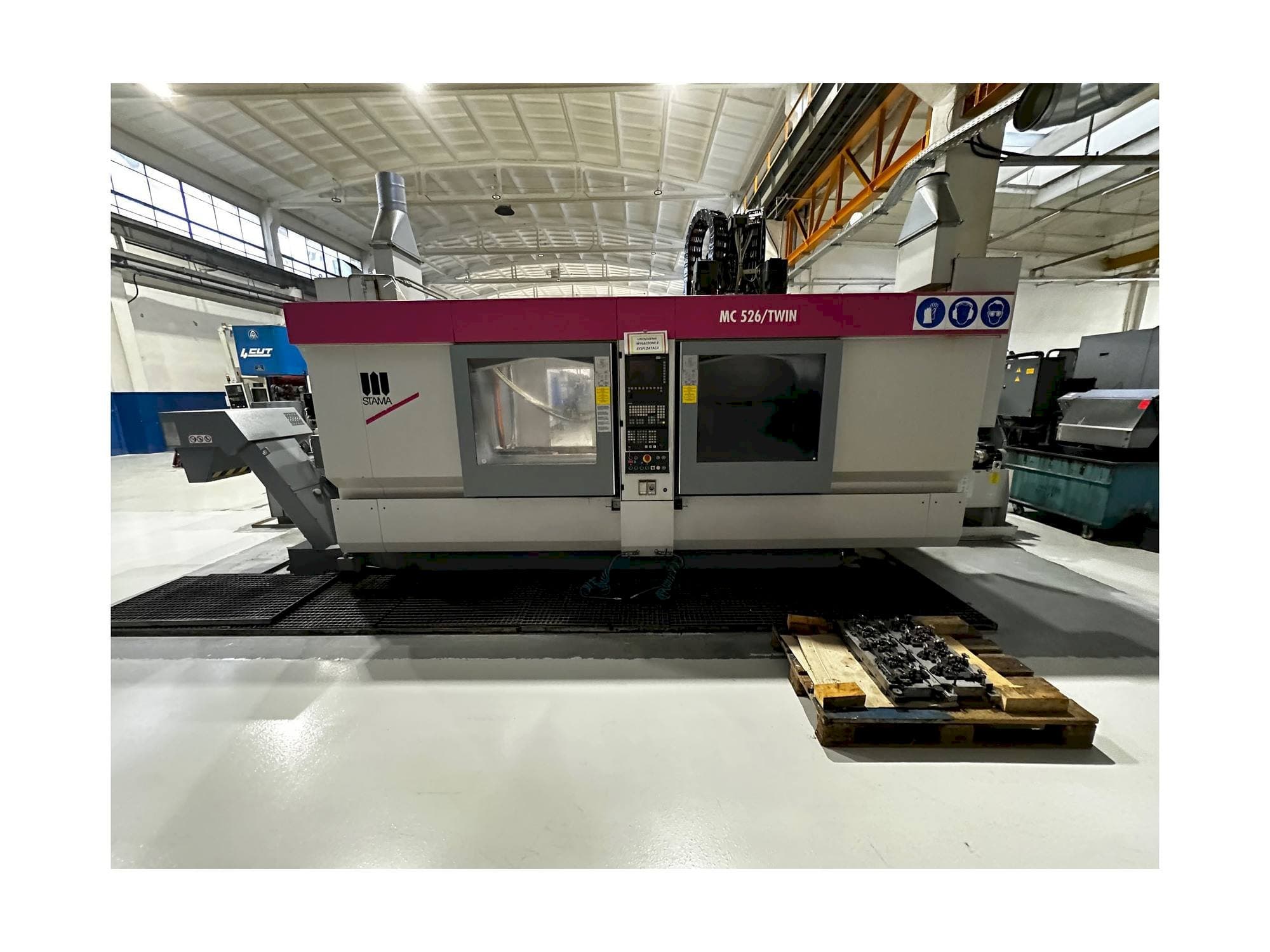 Vooraanzicht van STAMA MC 526 / TWIN machine