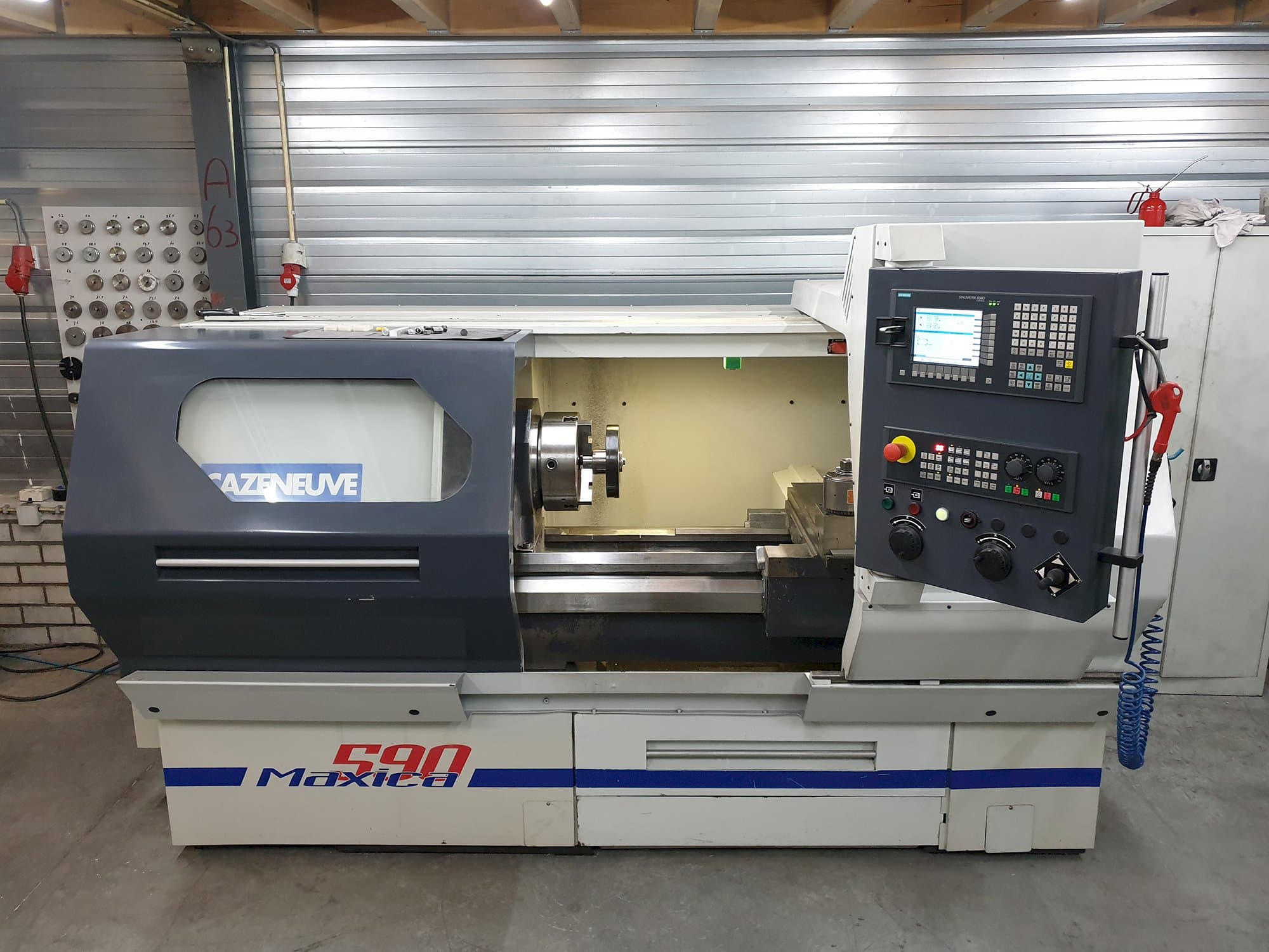 Vooraanzicht van CAZENEUVE MAXICA 590 machine