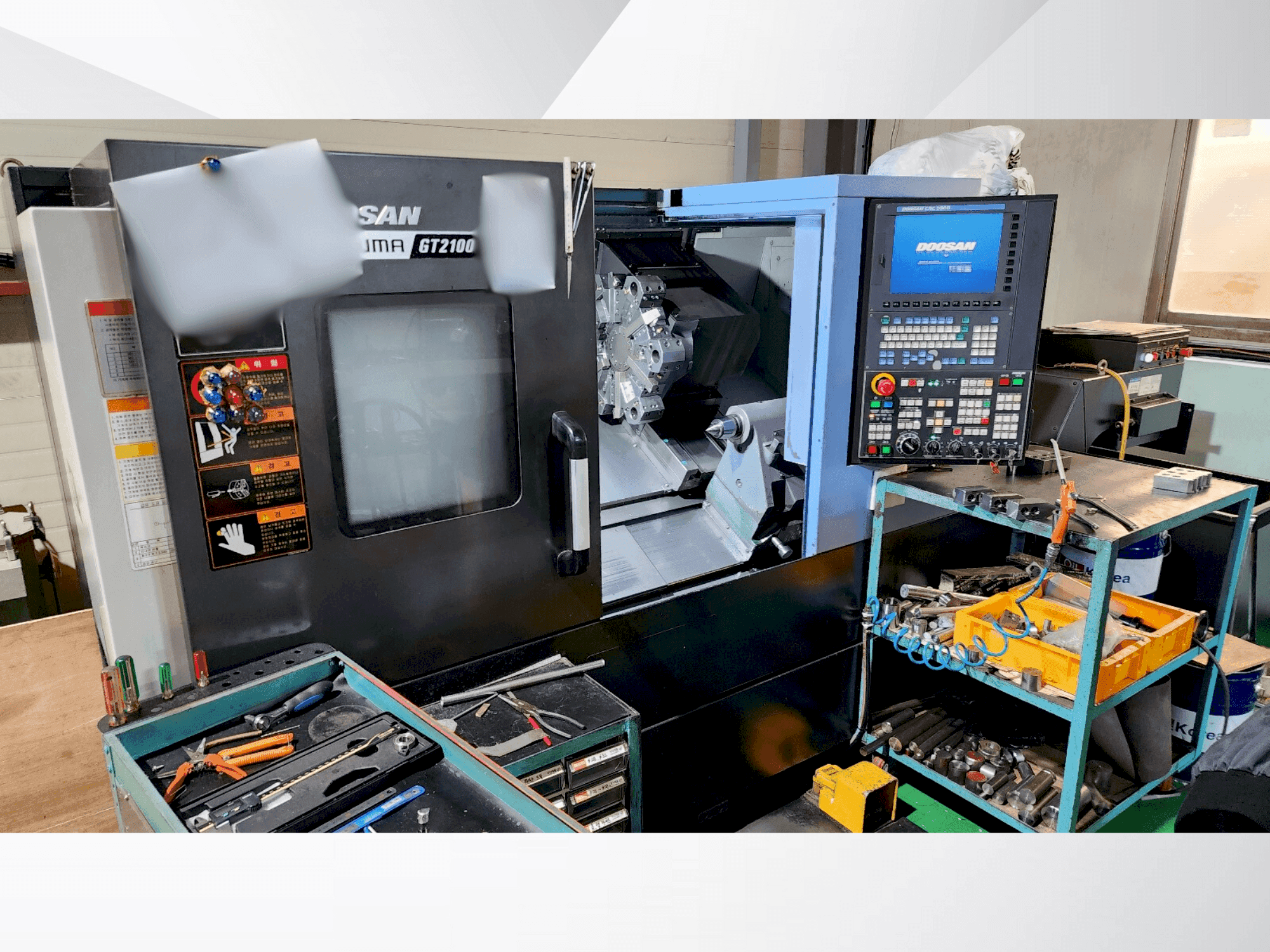 Vooraanzicht van DOOSAN PUMA GT2100 machine