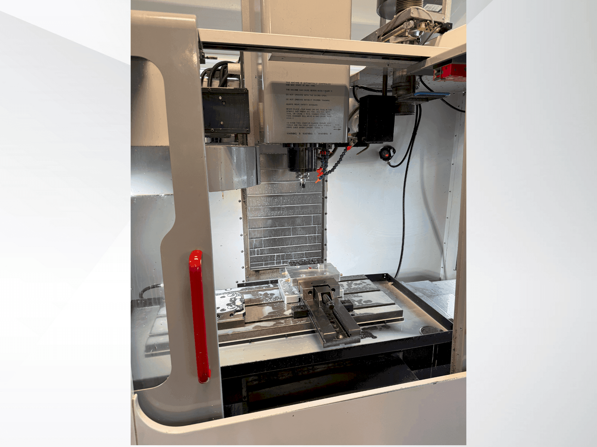 Vooraanzicht van HAAS VF-2DHE machine