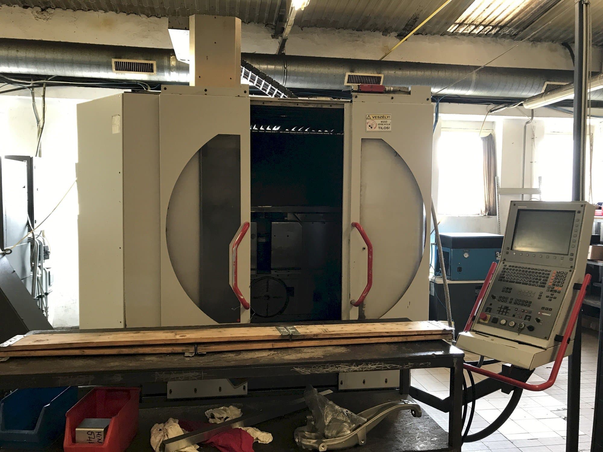 Vooraanzicht van HERMLE B 300 U machine