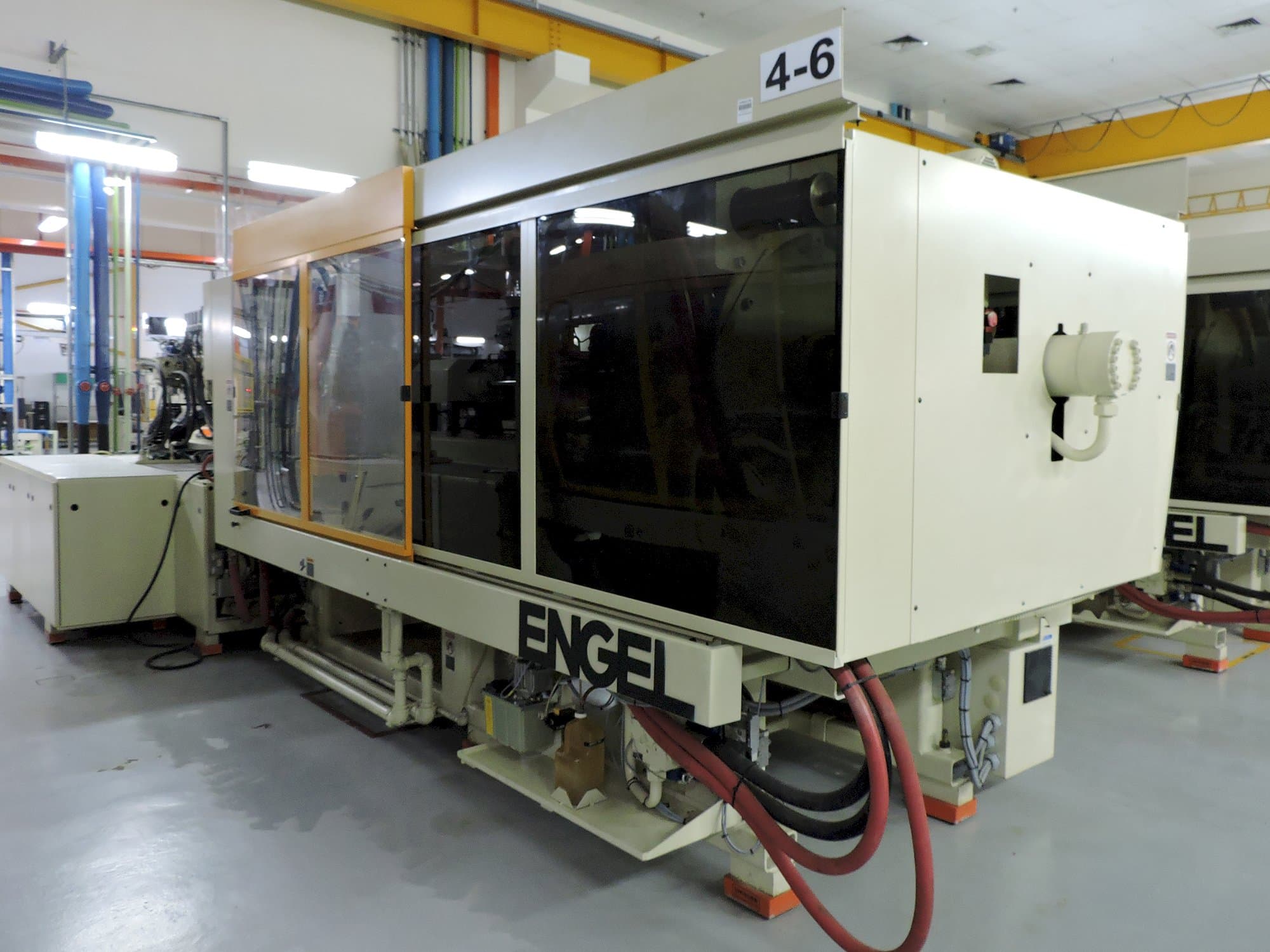 Recht aanzicht  van ENGEL TOGGLE 1350/450 machine