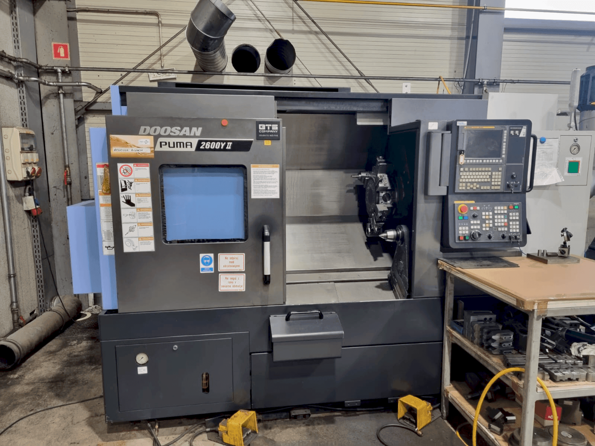 Vooraanzicht van DOOSAN Puma 2600Y II machine