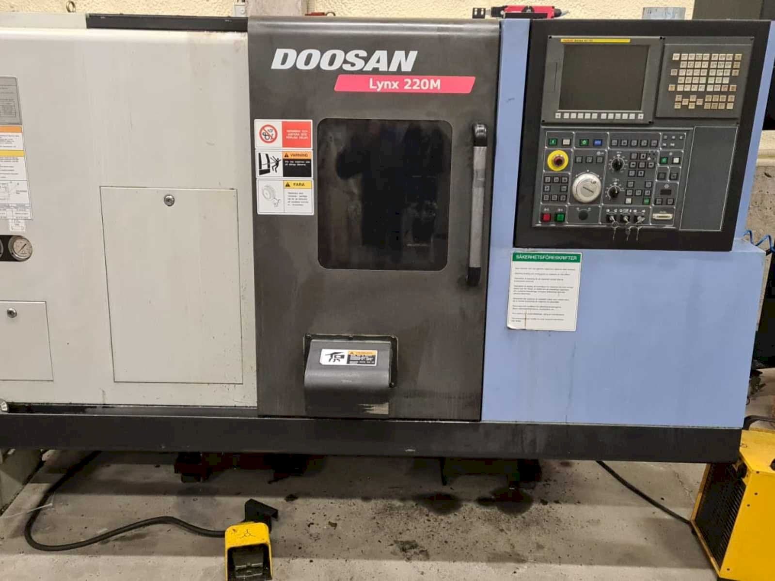 Vooraanzicht van Doosan Lynx 220MA + bar feeder LNS Express machine