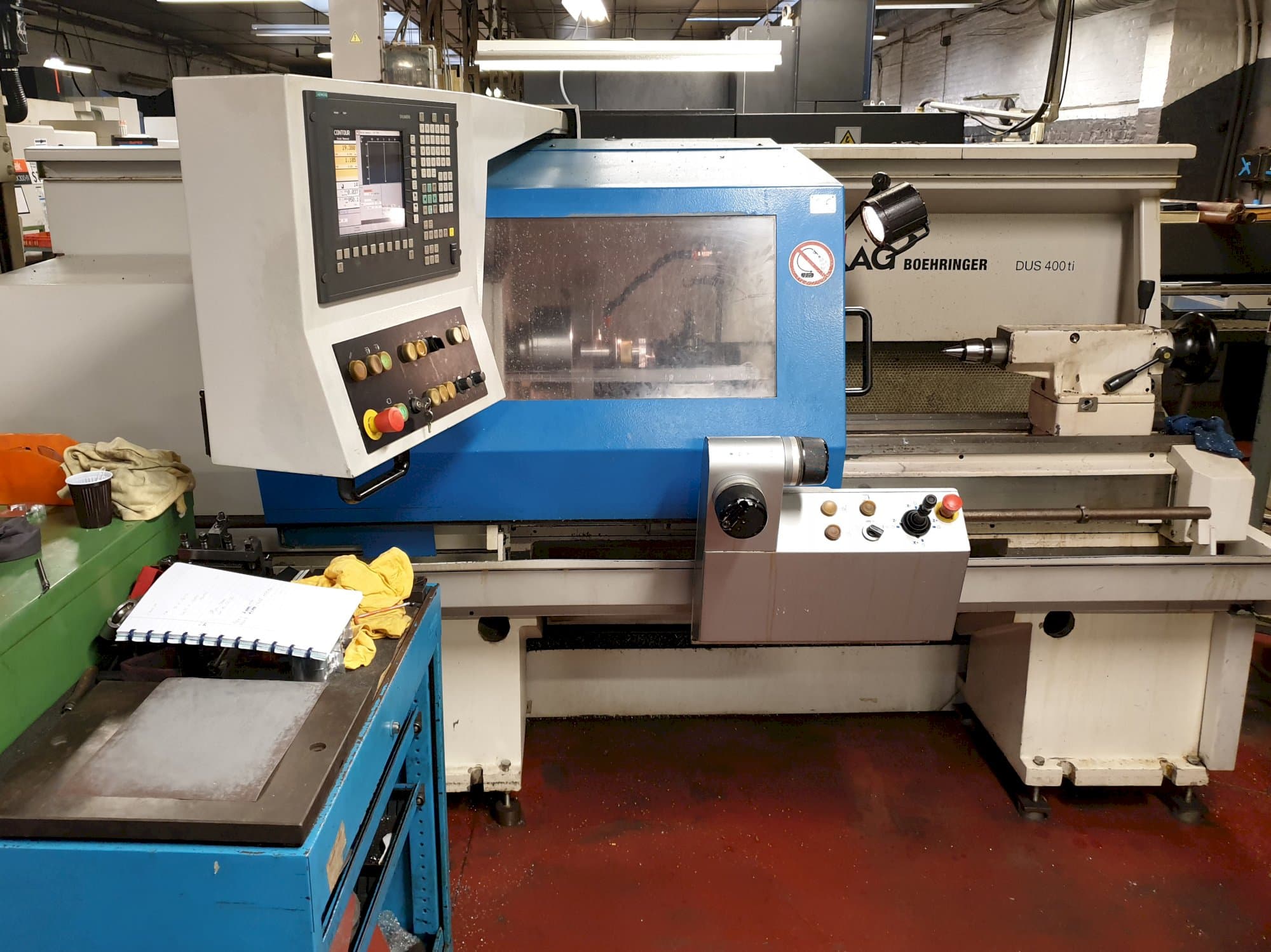 Vooraanzicht van BOEHRINGER DUS 400 ti machine