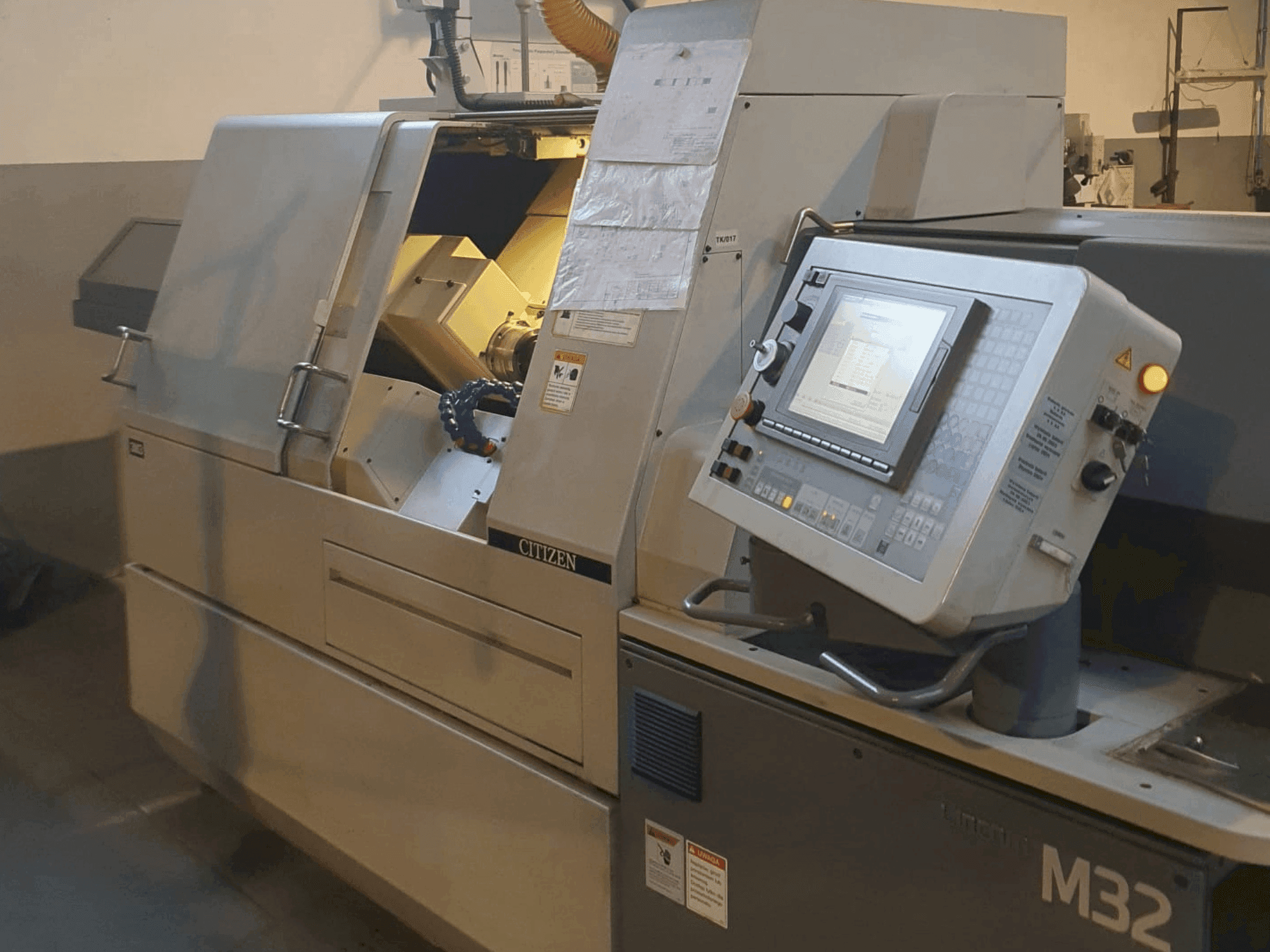 Vooraanzicht van Citizen M32 machine