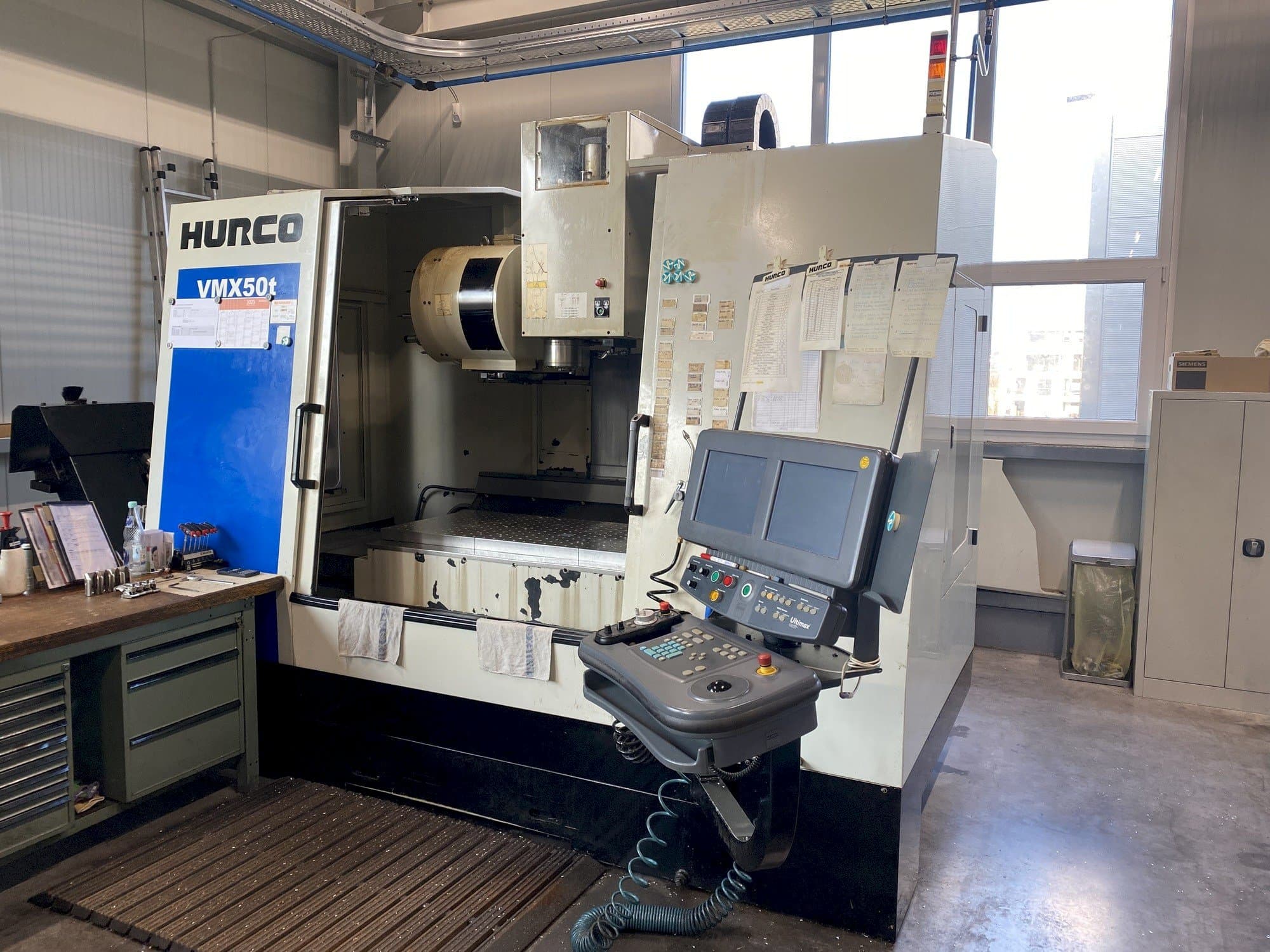 Vooraanzicht van Hurco VMX 50/40T machine