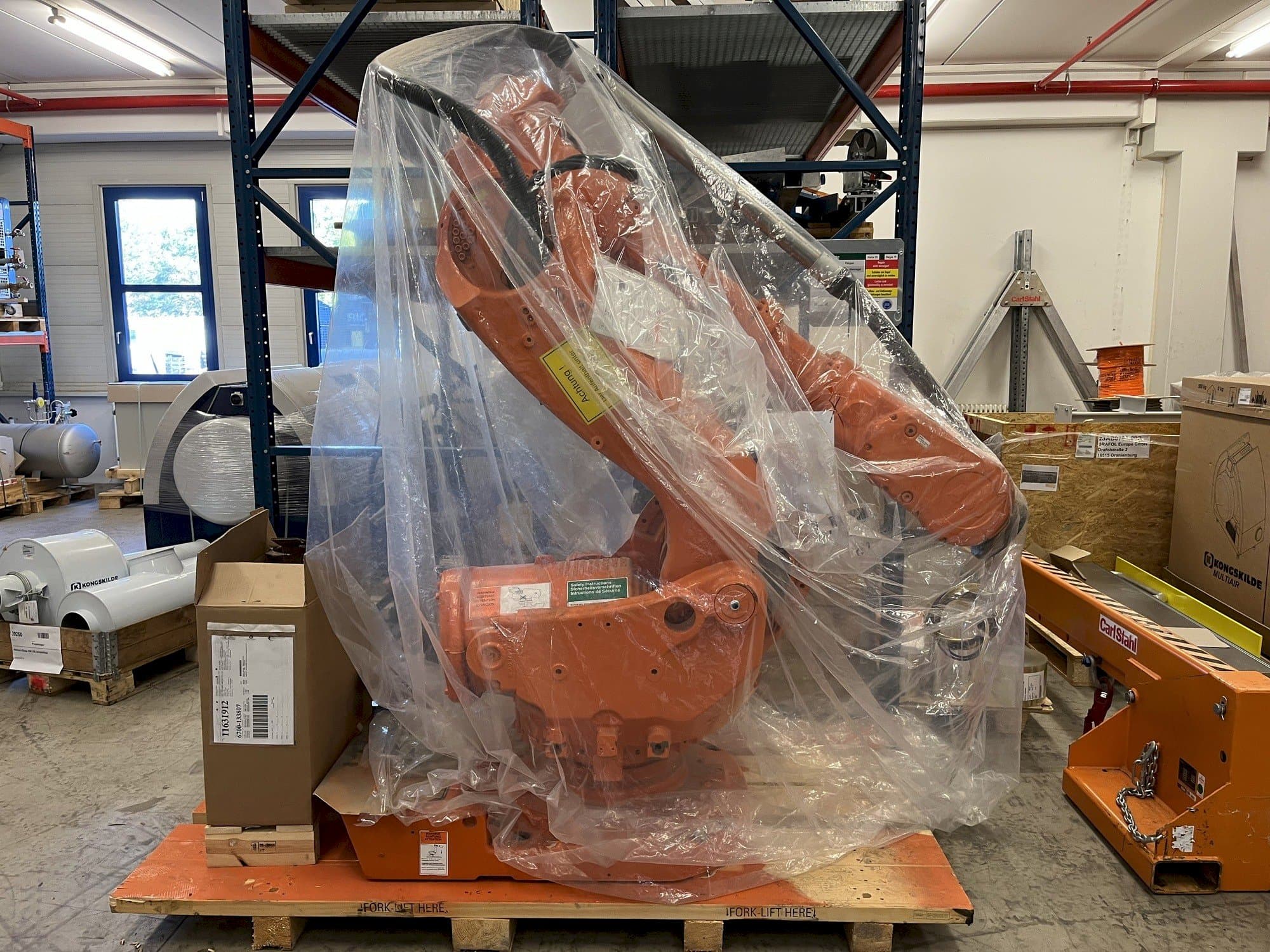 Vooraanzicht van ABB IRB 6600 M2004 machine