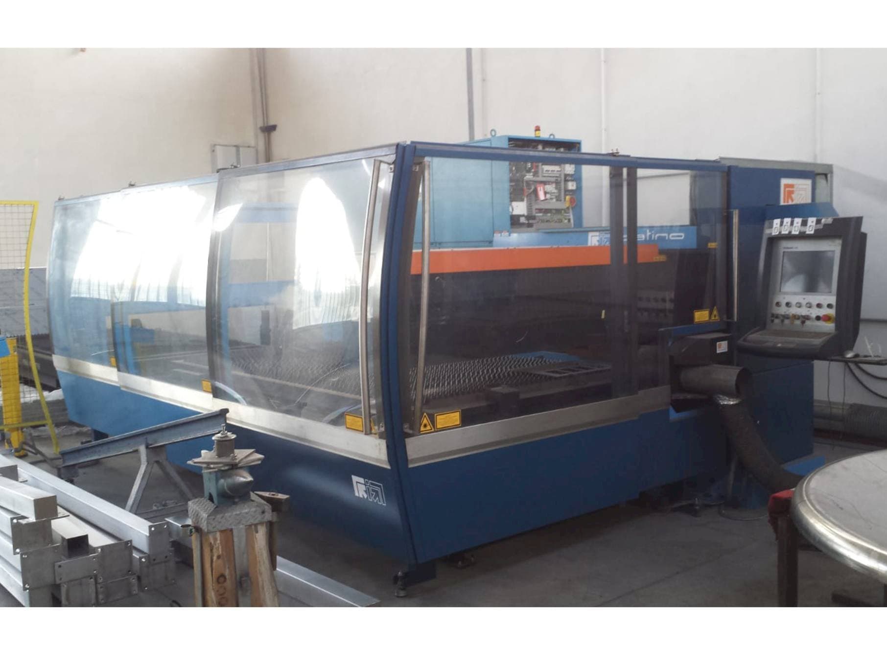 Vooraanzicht van Prima Industrie Platino 1530 machine
