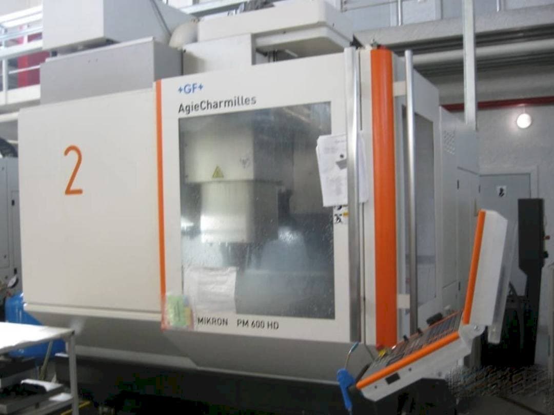 Vooraanzicht van AgieCharmilles Mikron HPM 600 HD machine