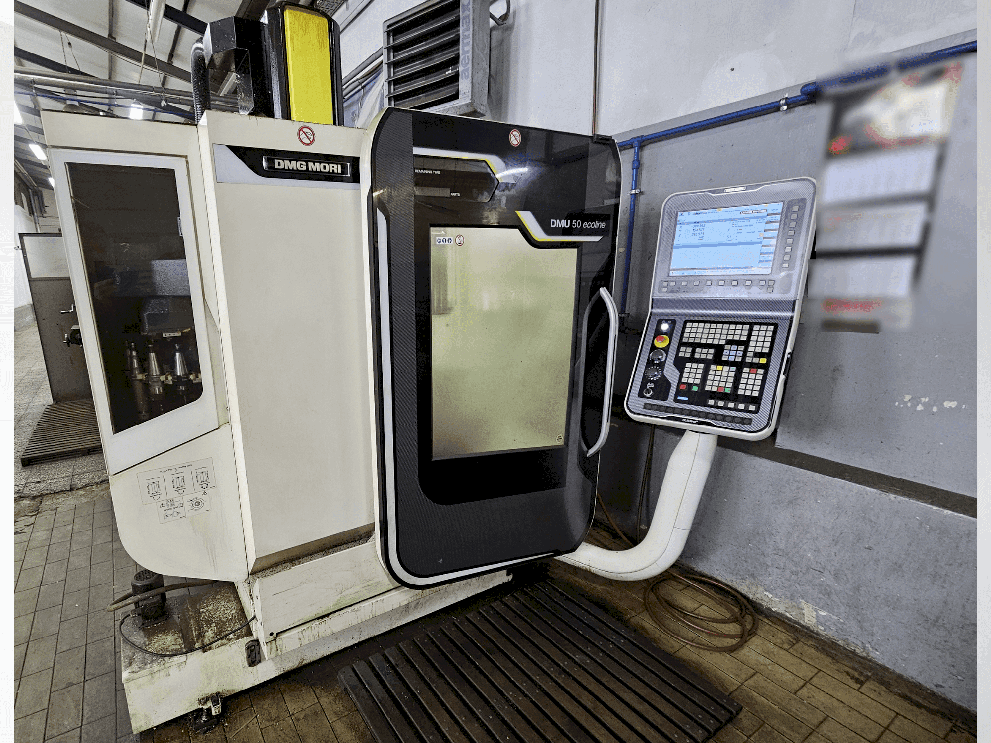 Vooraanzicht van DMG MORI DMU 50 ecoline machine