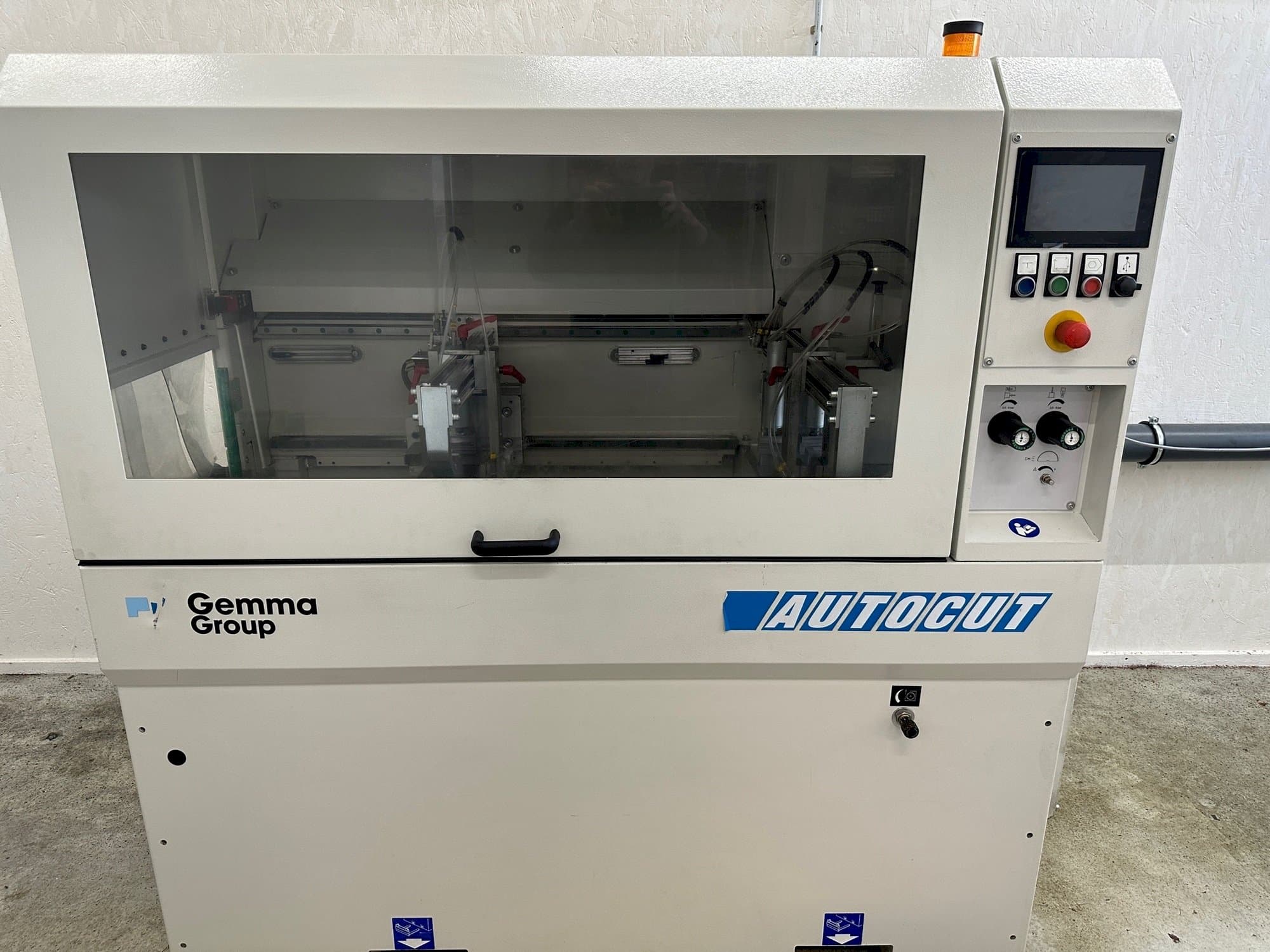 Vooraanzicht van Autocut 550 machine