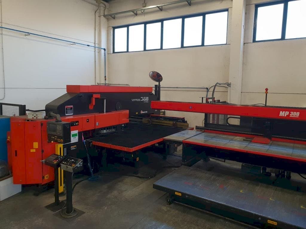 Vooraanzicht van AMADA VIPROS 368 KING machine