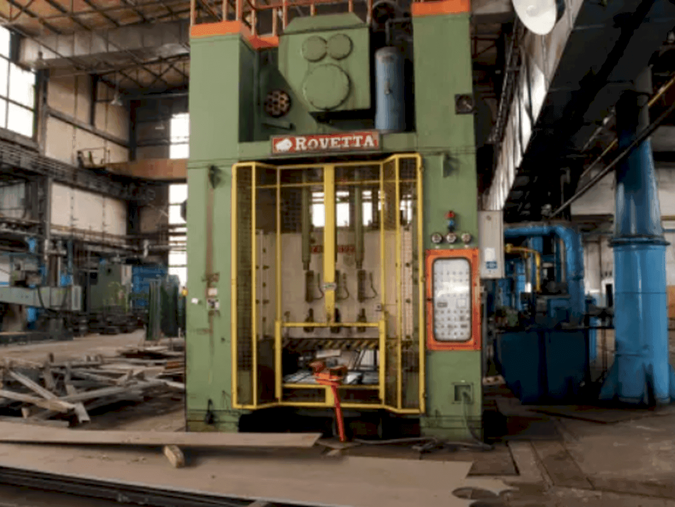 Vooraanzicht van ROVETTA PRESSE 400T machine