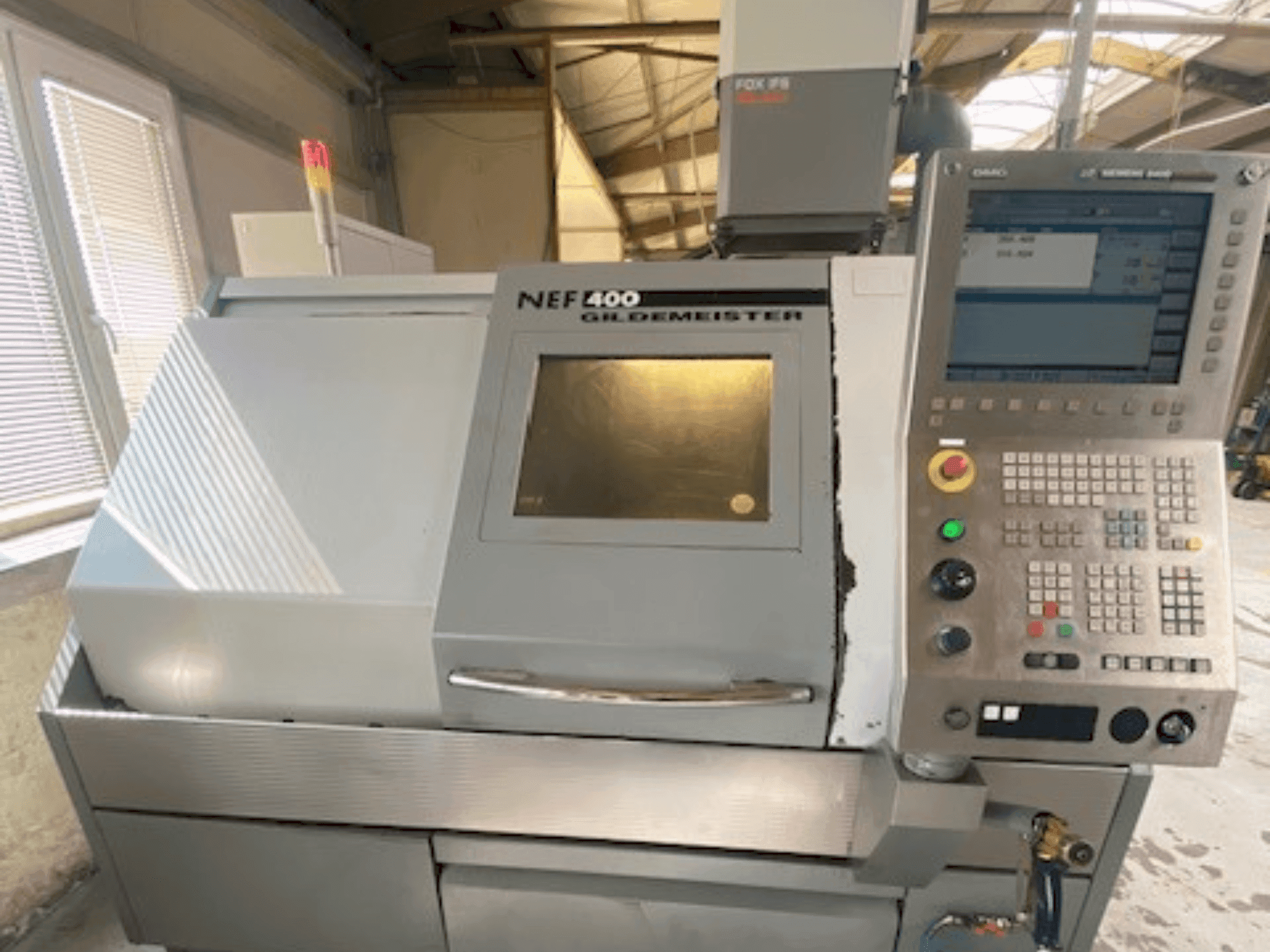 Vooraanzicht van Gildemeister NEF 400 machine