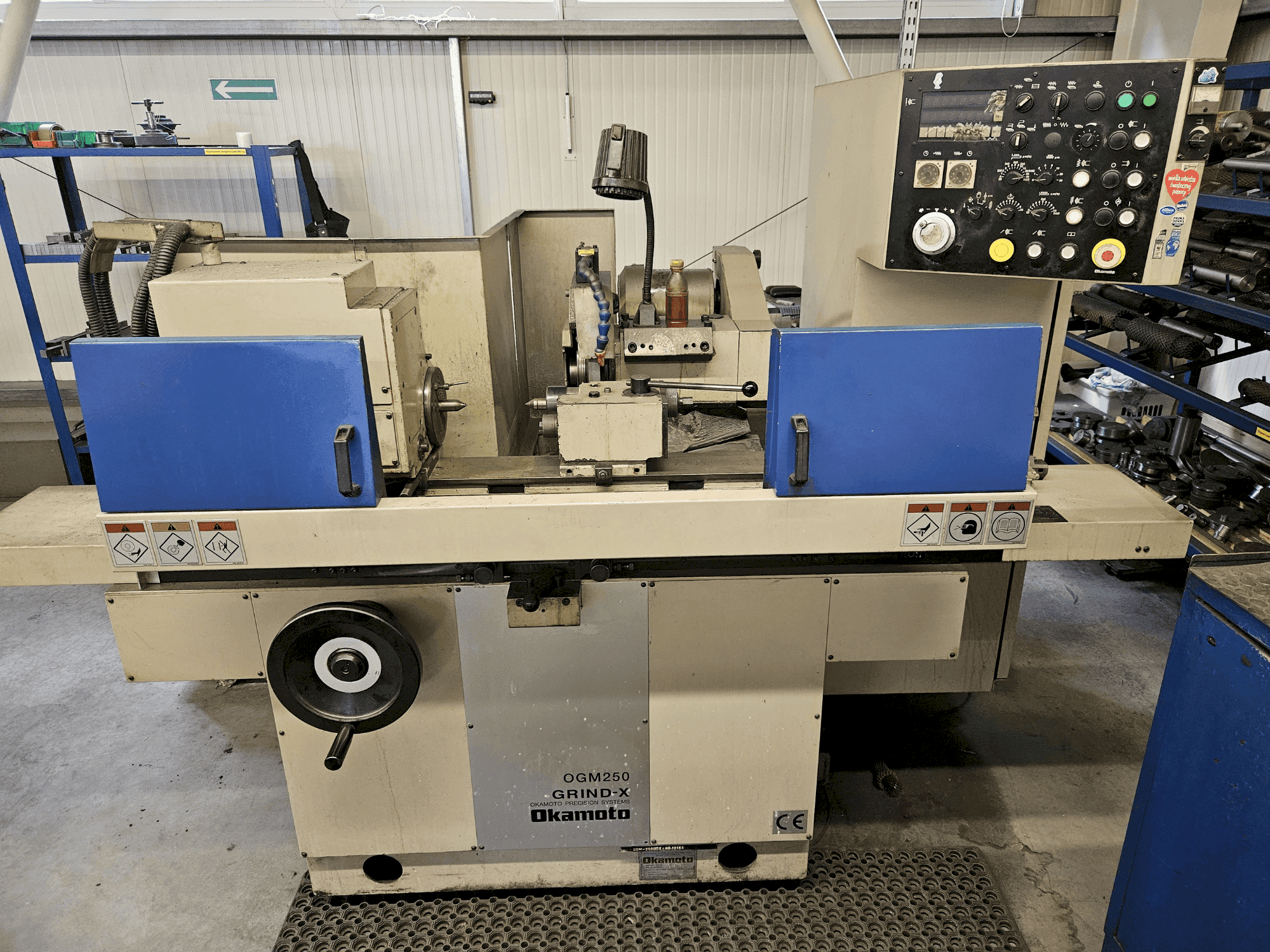 Vooraanzicht van OKAMOTO OGM 250UDX GRIND-X machine