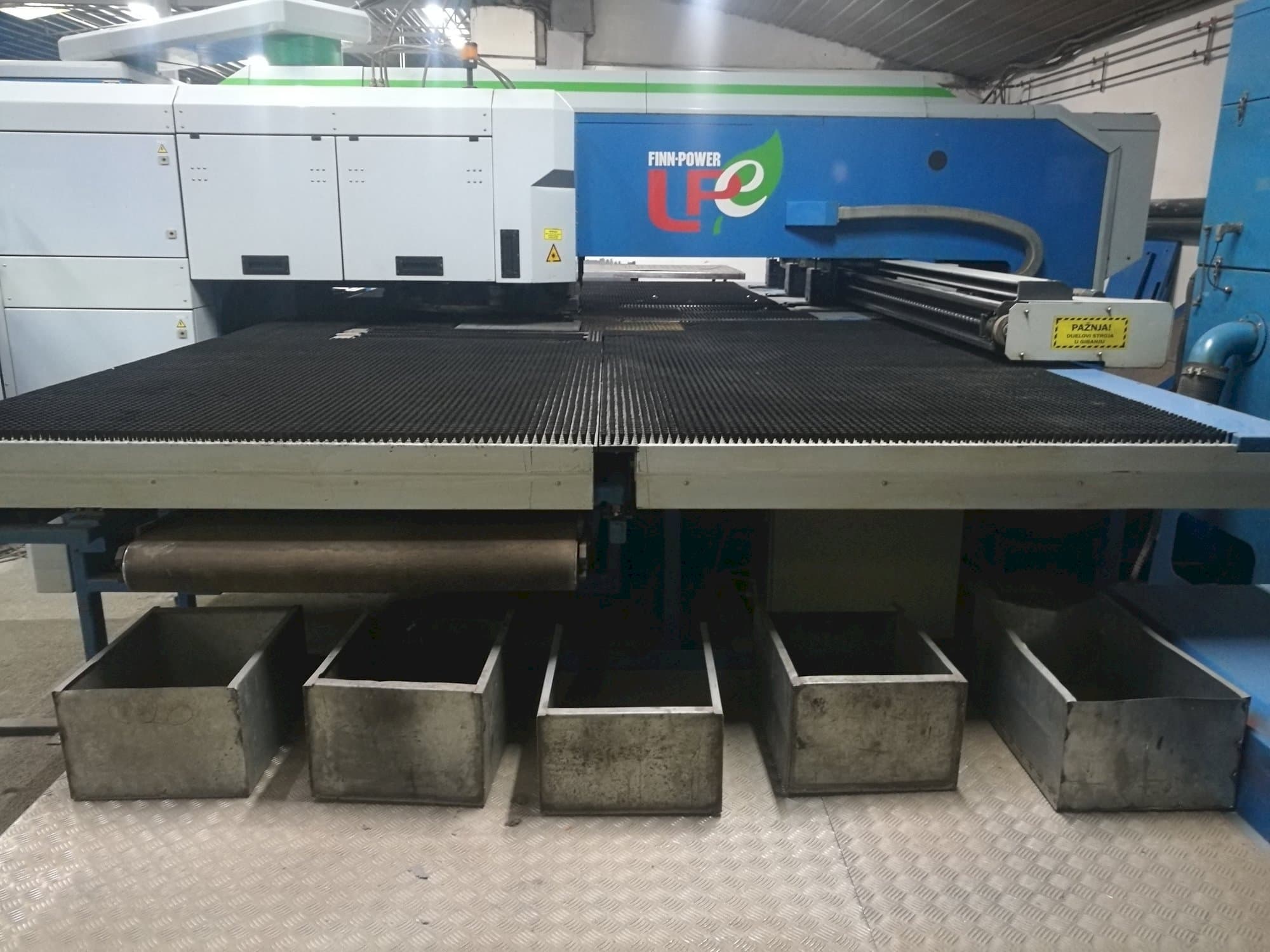 Vooraanzicht van Finn-Power LPE5 SWUH machine