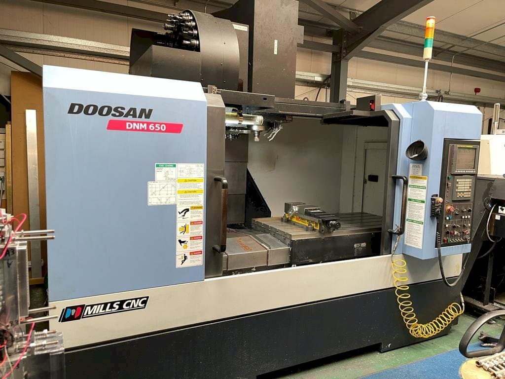 Vooraanzicht van Doosan DNM 650 machine