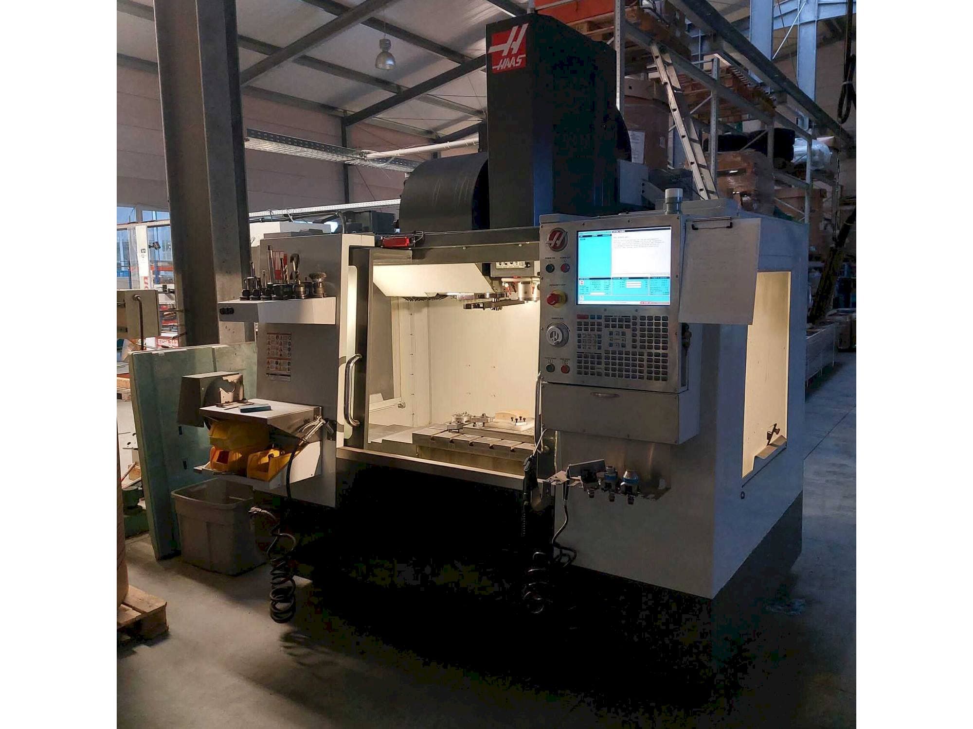 Vooraanzicht van HAAS VM-2 machine