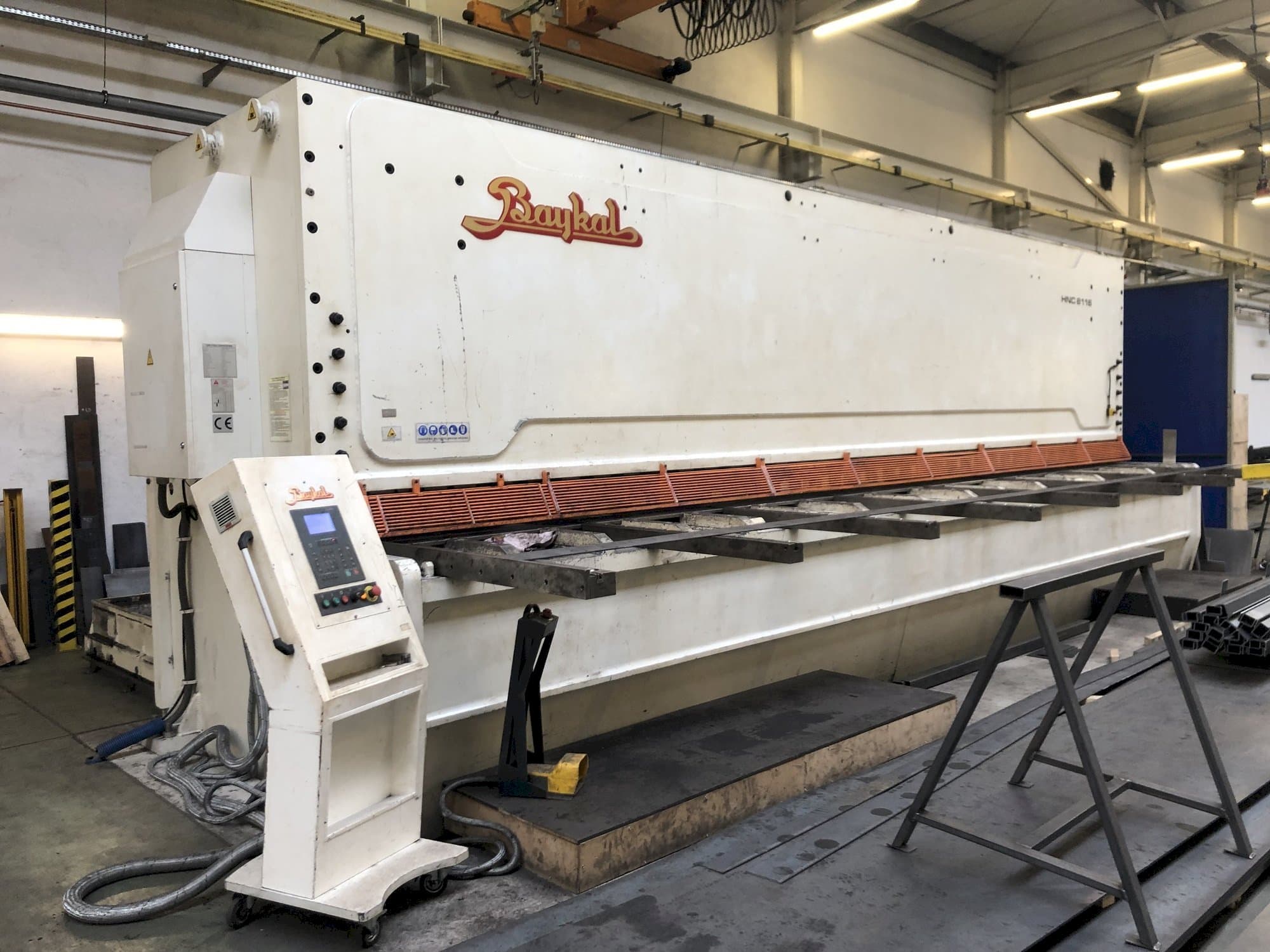 Vooraanzicht van Baykal HNC 8116 machine