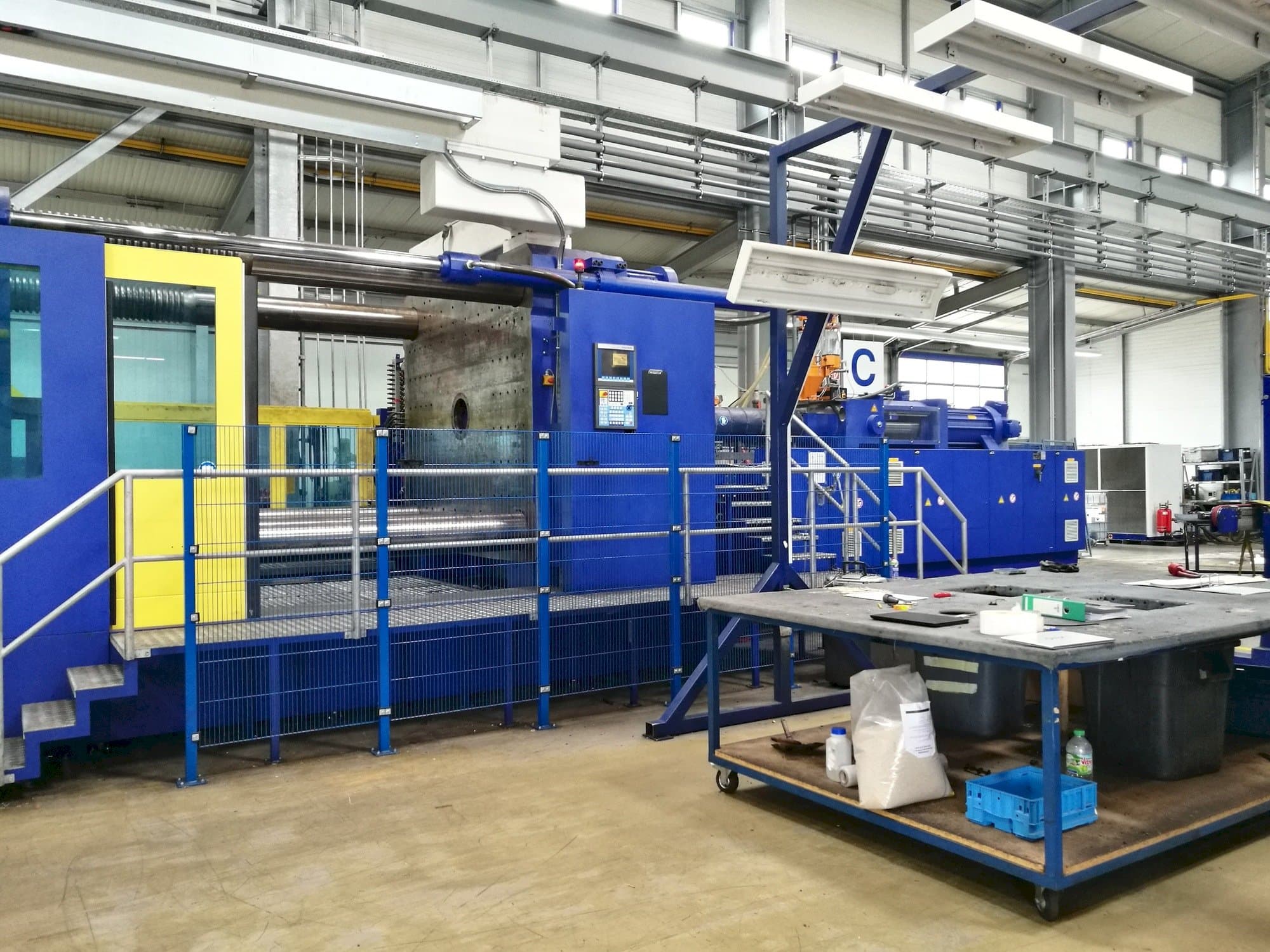 Vooraanzicht  van Krauss Maffei 2300-12000 MX  machine