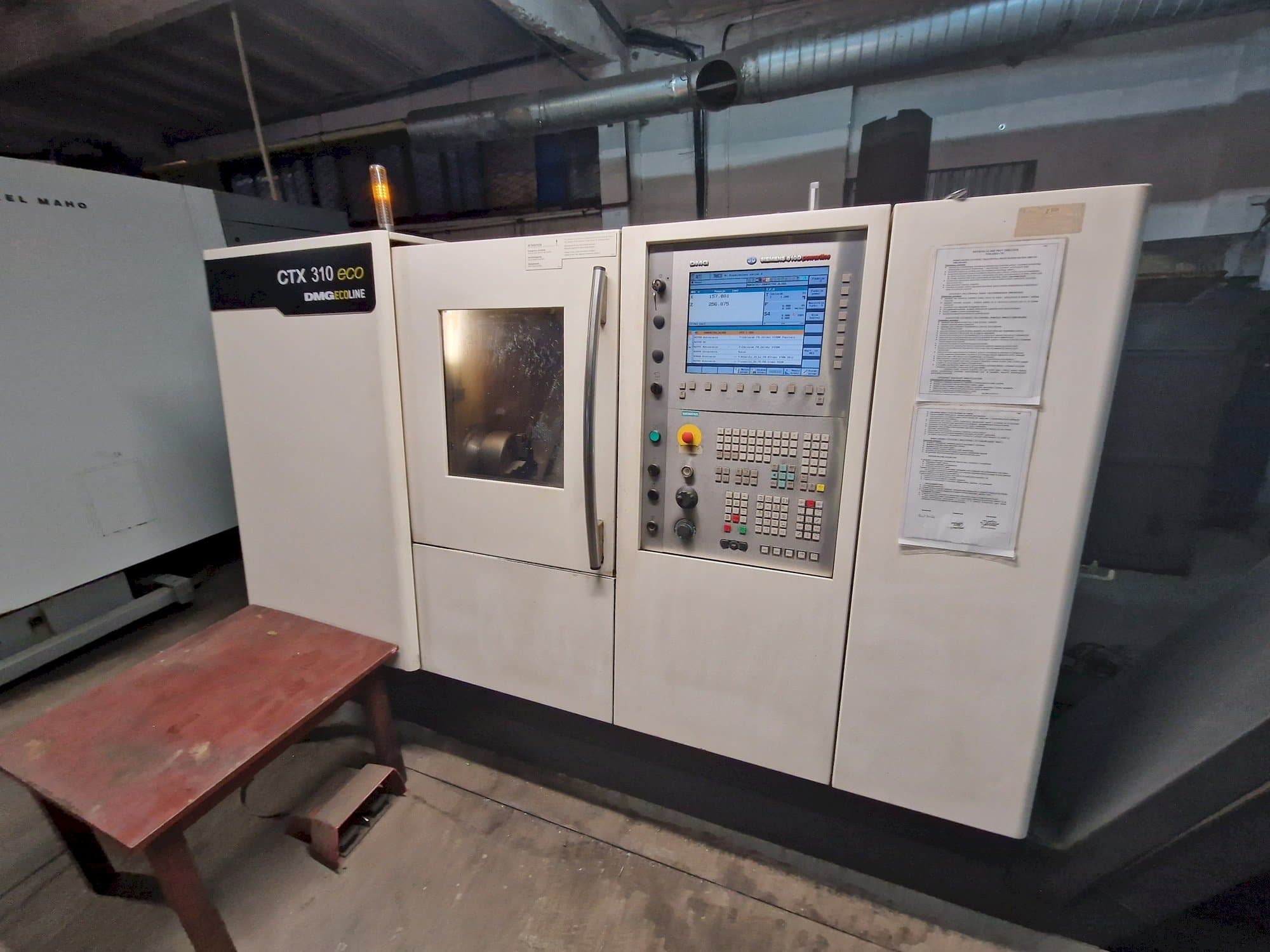 Vooraanzicht van DMG CTX 310 machine