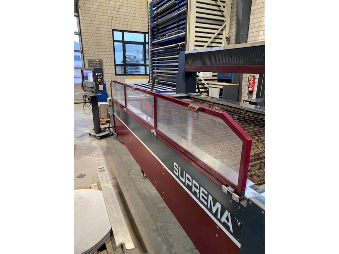 Vooraanzicht van Waterjet Italy Suprem machine