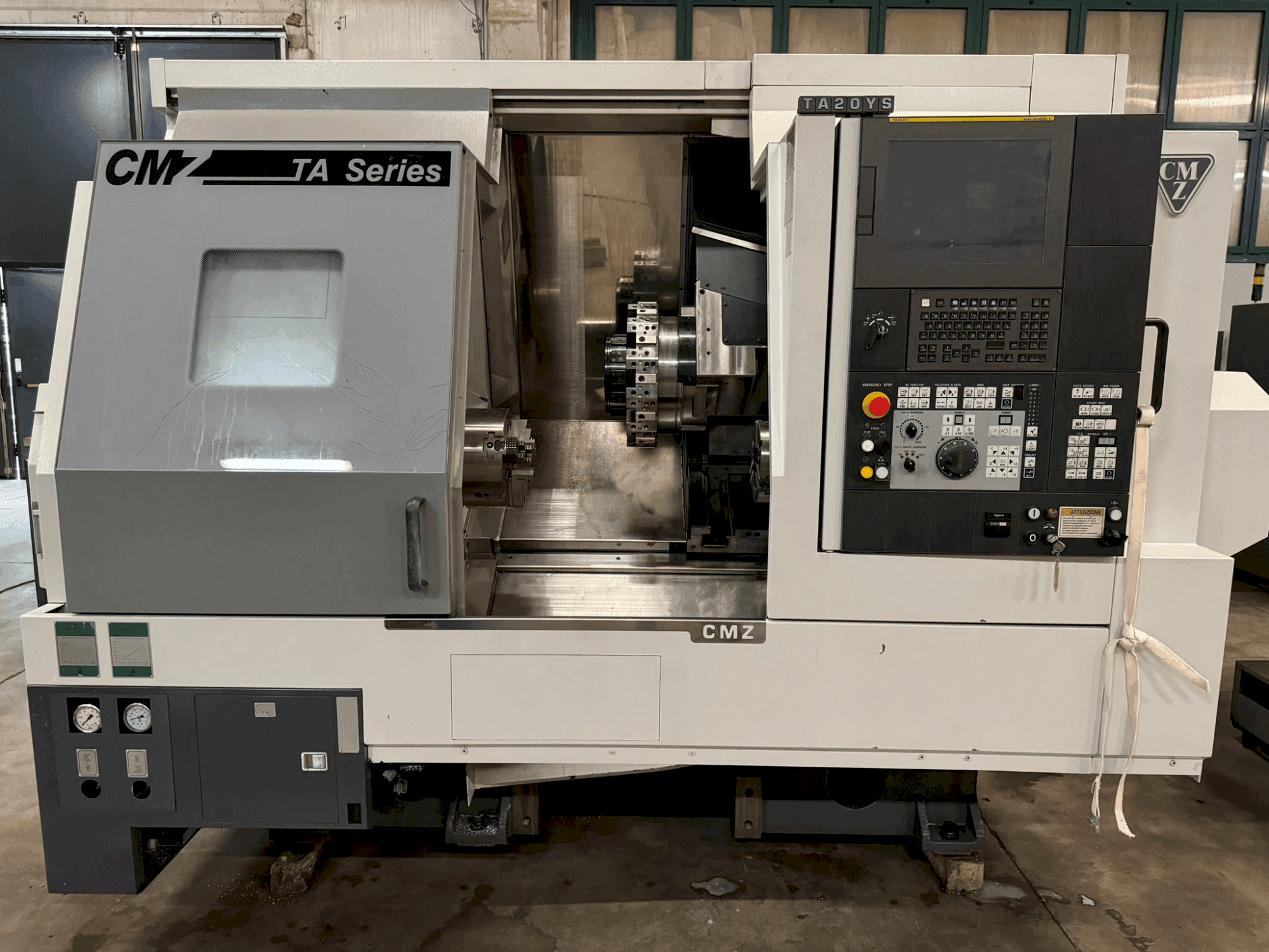Vooraanzicht van CMZ TA20YS machine