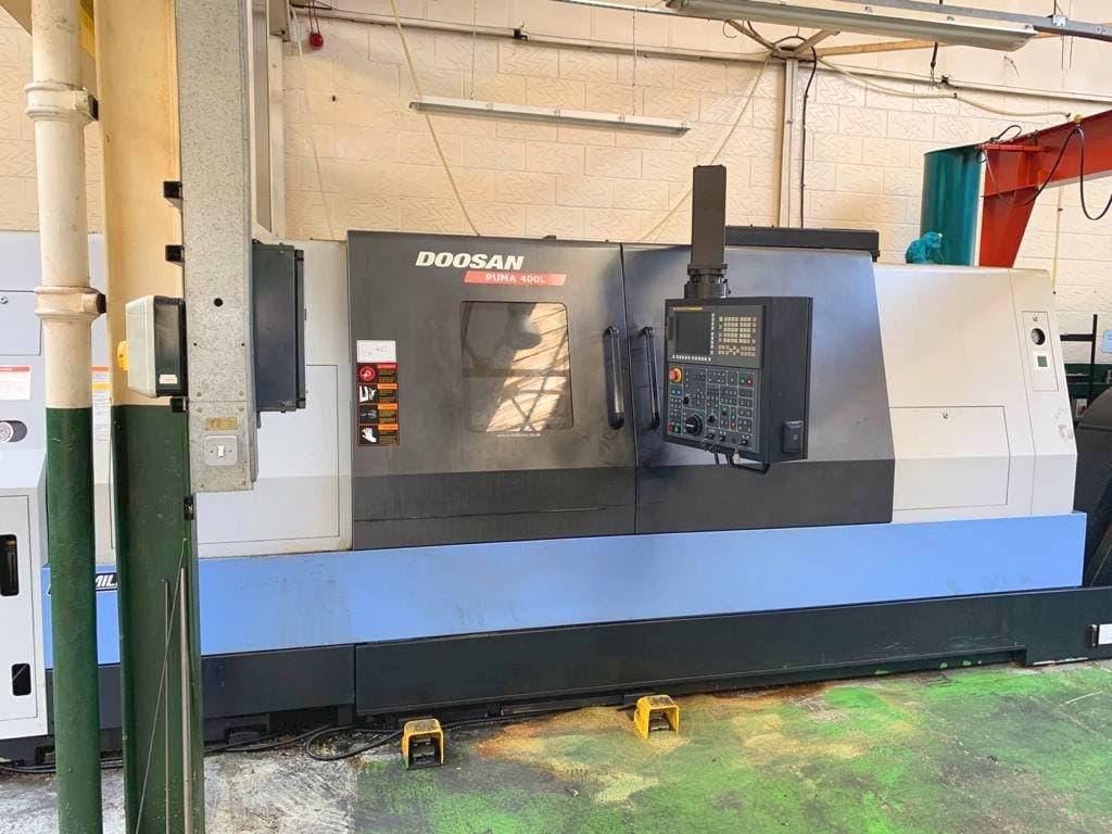 Vooraanzicht  van Doosan Puma 400LB  machine