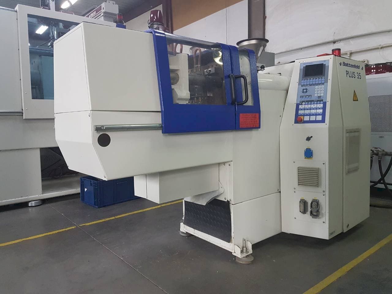 Vooraanzicht van Battenfeld PLUS 35/75 machine