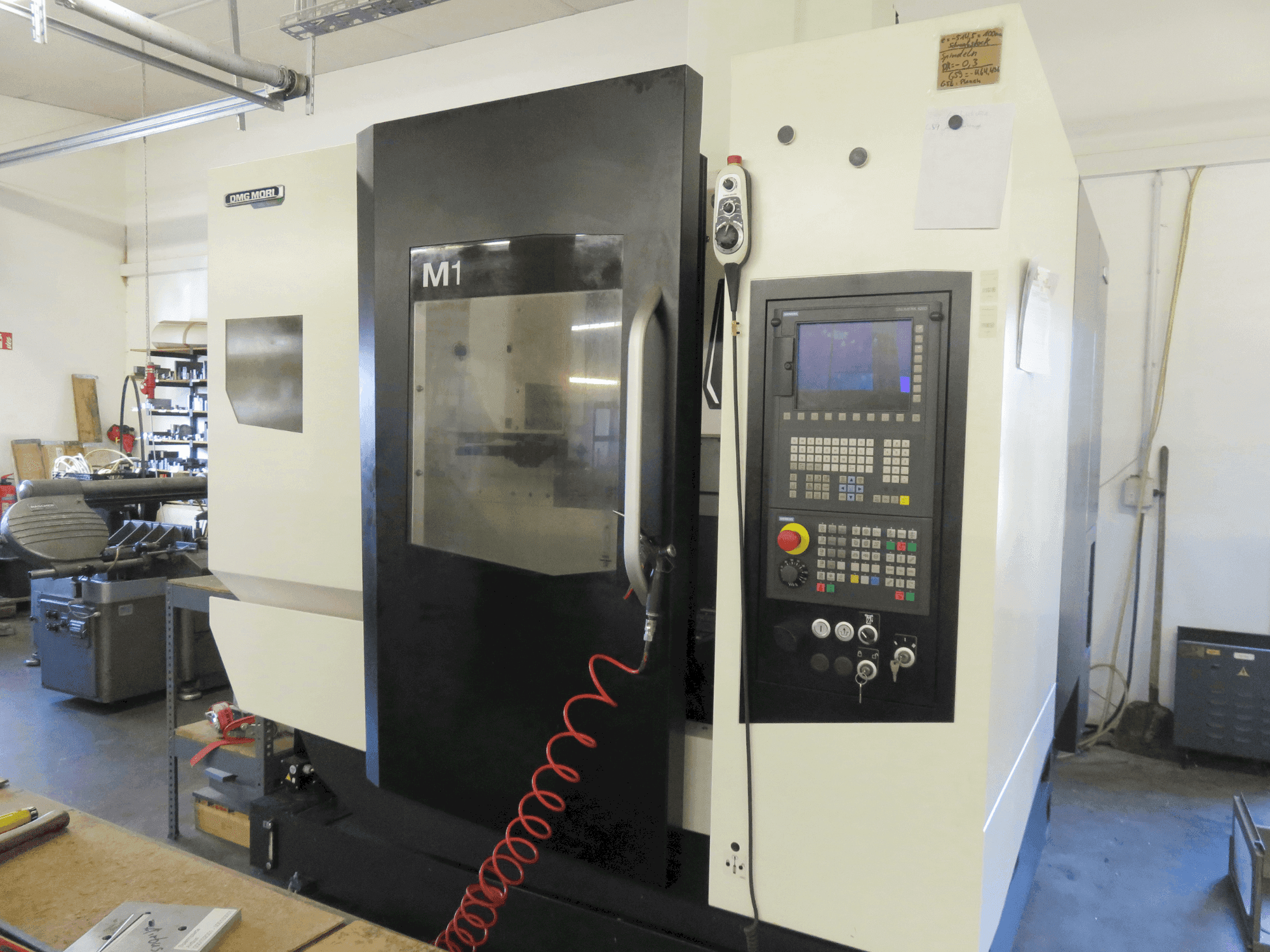 Vooraanzicht  van DMG MORI M1  machine