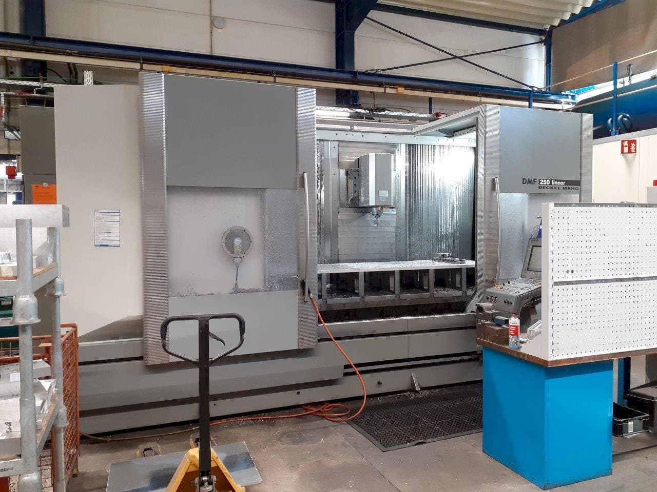 Vooraanzicht van DMG MORI DMF 250 machine