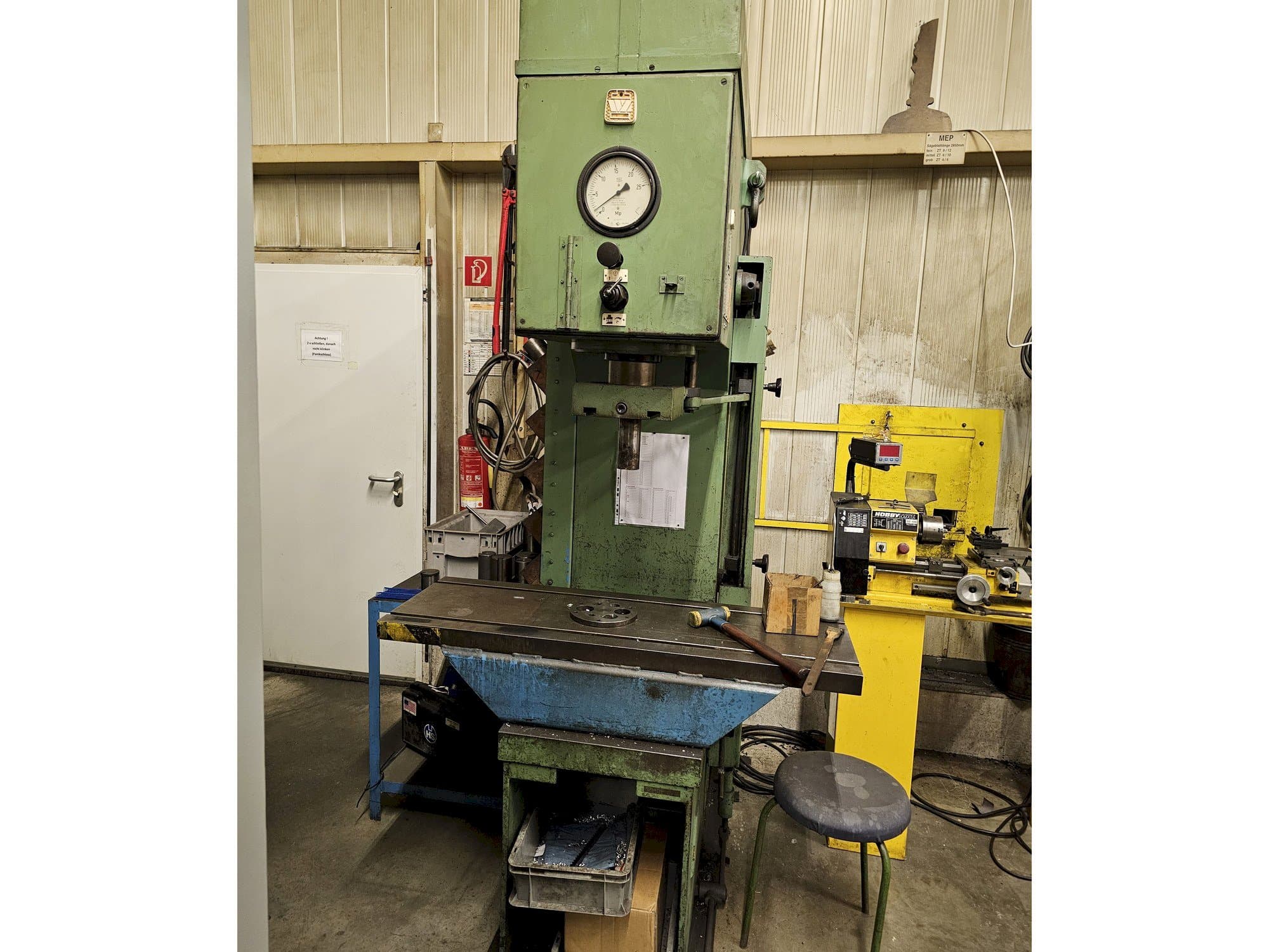 Vooraanzicht van VEB PYE/25/1 machine