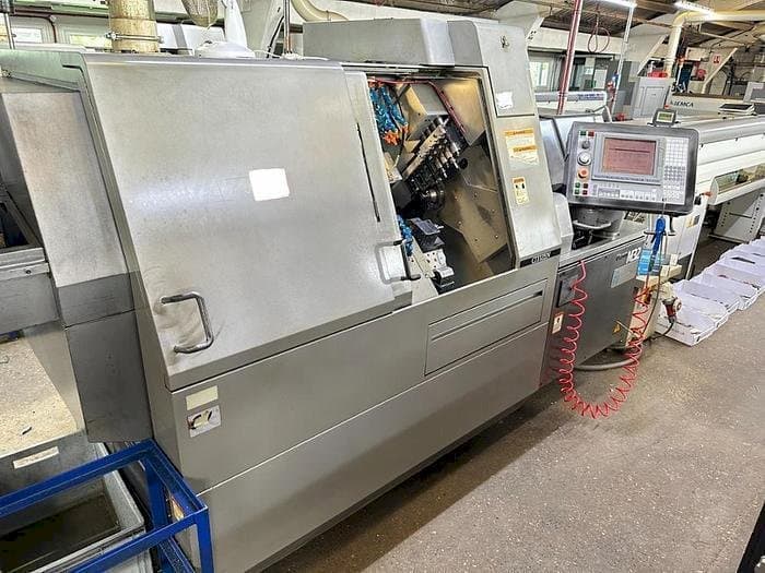 Vooraanzicht van Citizen M32 III machine