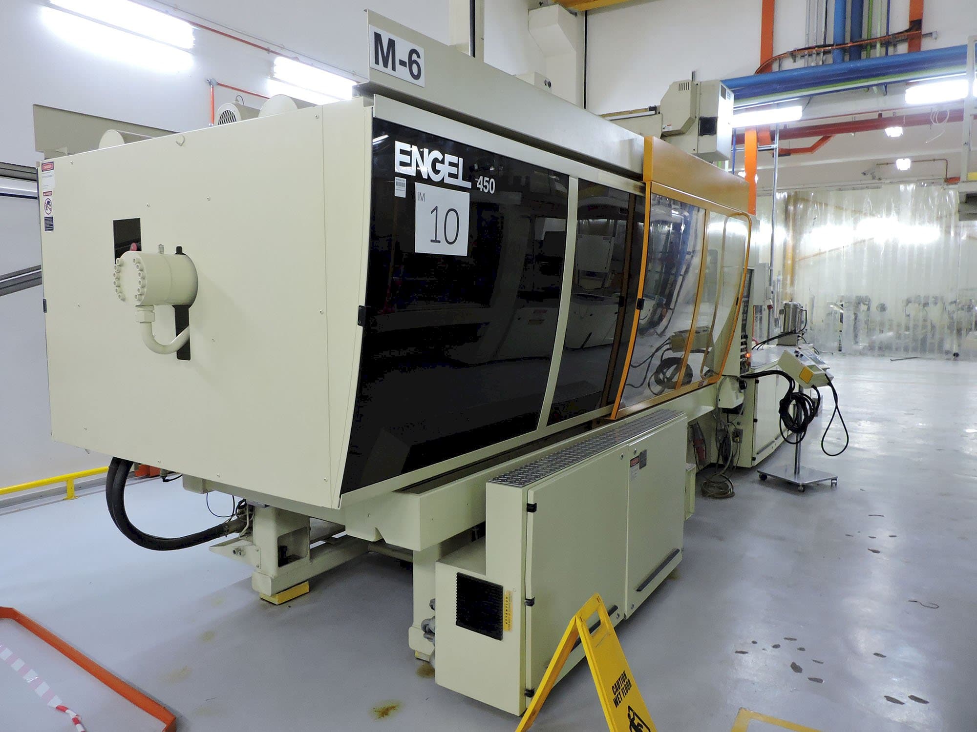 Links zicht van ENGEL ES 1300/450 machine