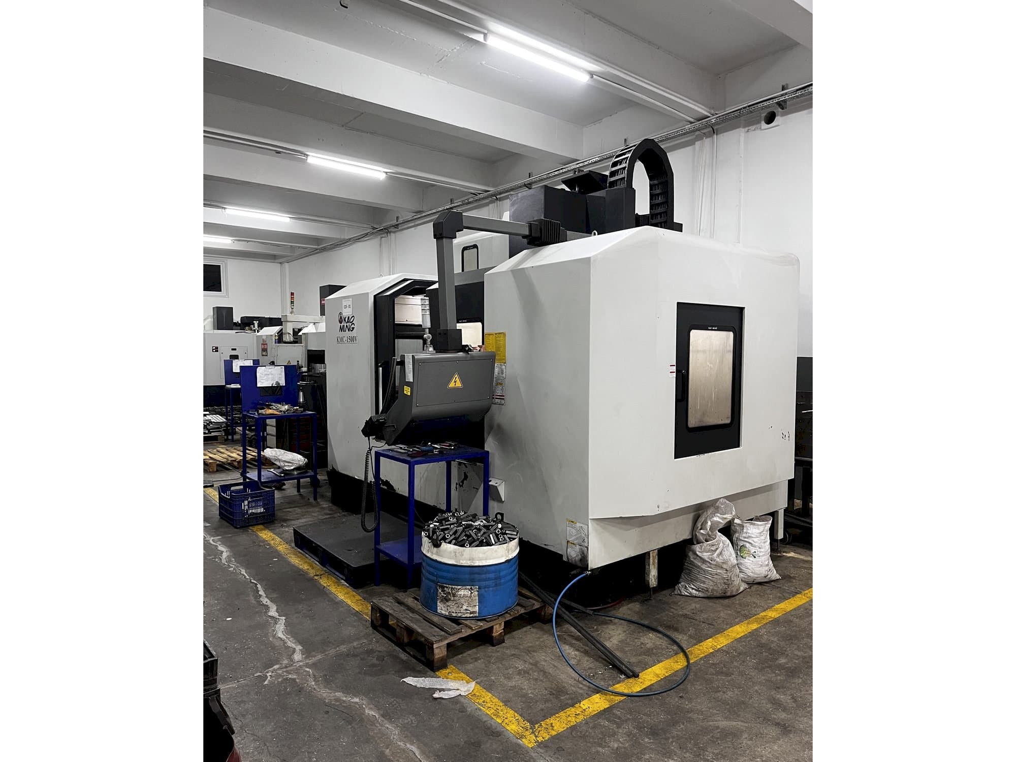 Vooraanzicht van KAOMING KMC 1500V machine