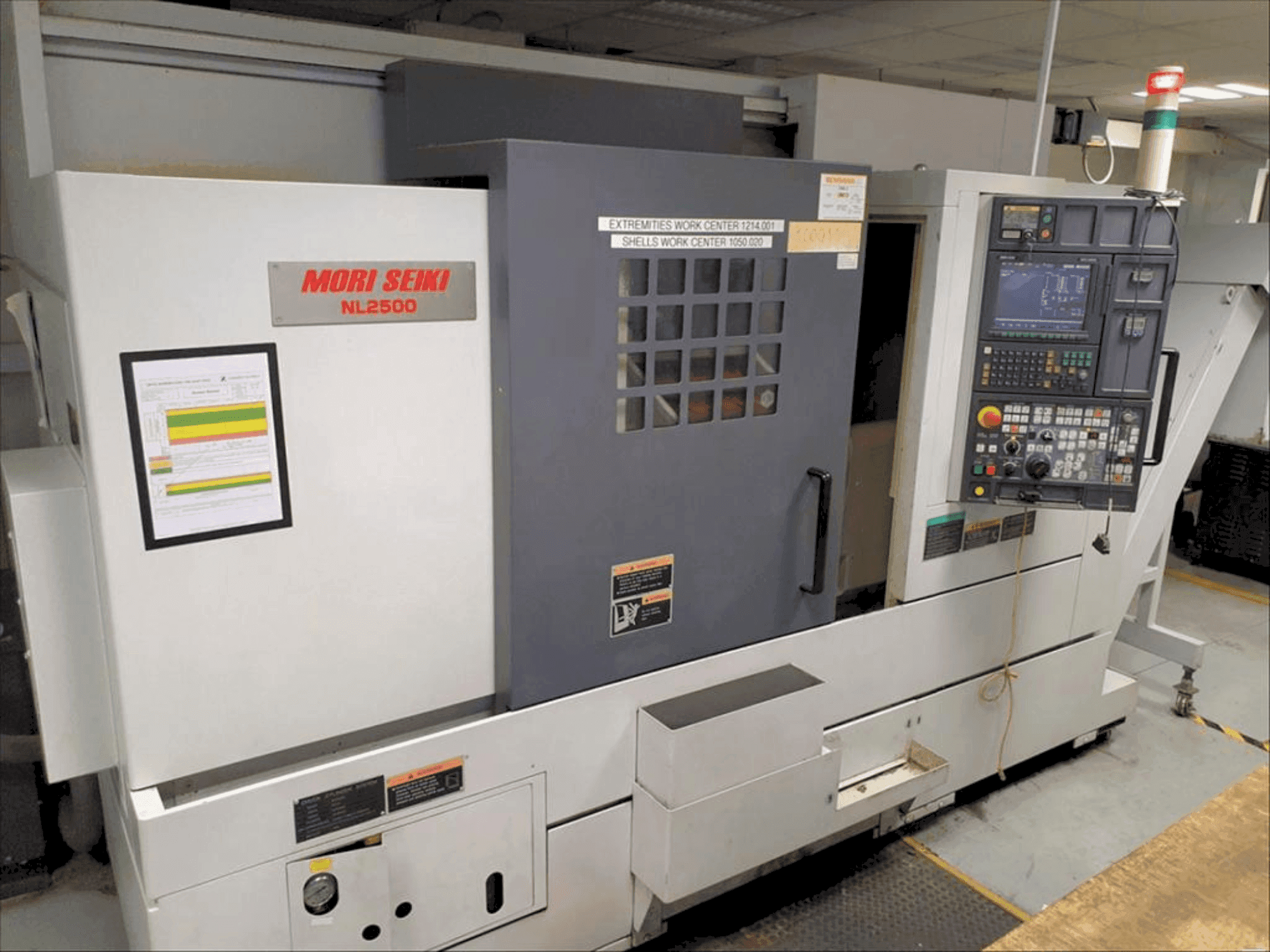 Vooraanzicht  van MORI SEIKI NL2500Y  machine