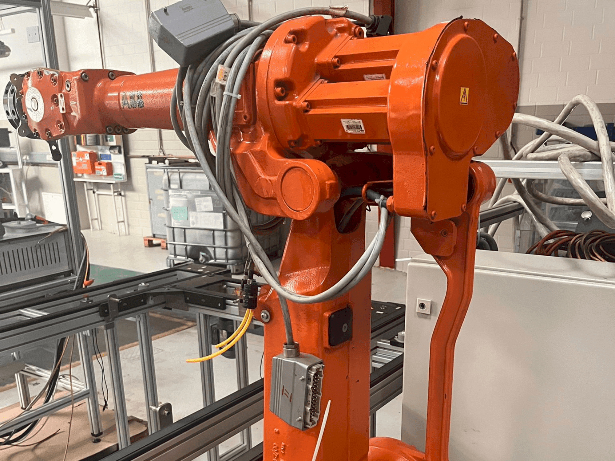 Vooraanzicht van ABB IRB 2400 M2004 machine