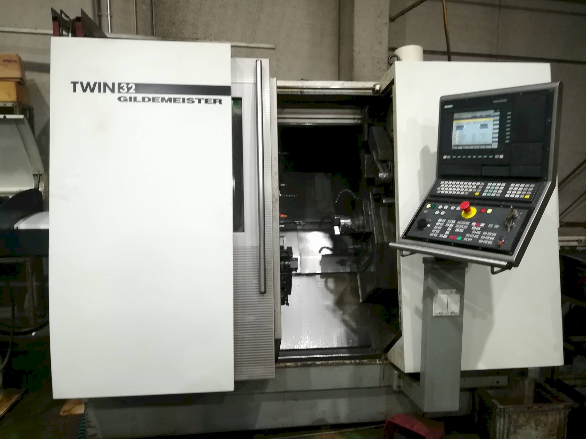 Vooraanzicht van Gildemeister Twin 32 machine