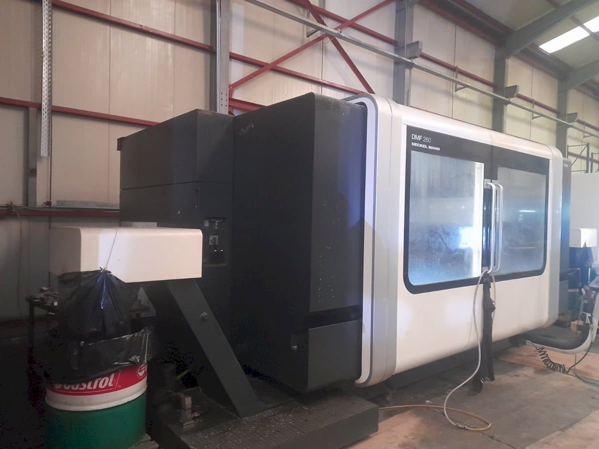 Linkerzijdeaanzicht van DECKEL MAHO DMF 260 machine