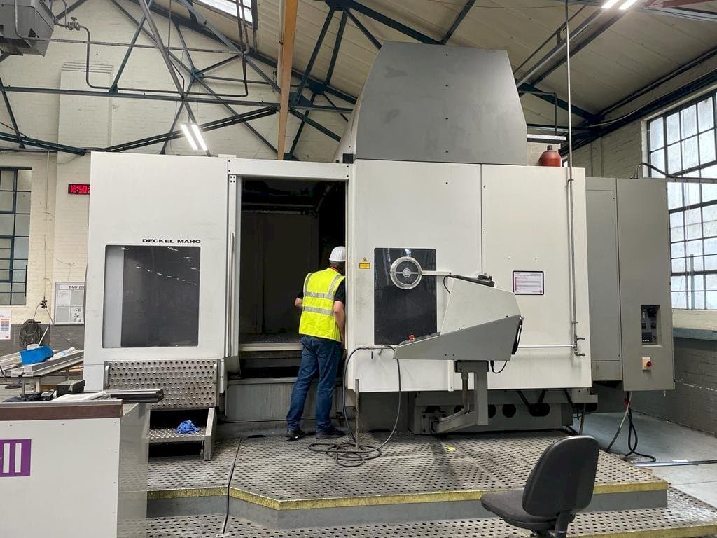 Vooraanzicht van DECKEL MAHO DMU 200T machine