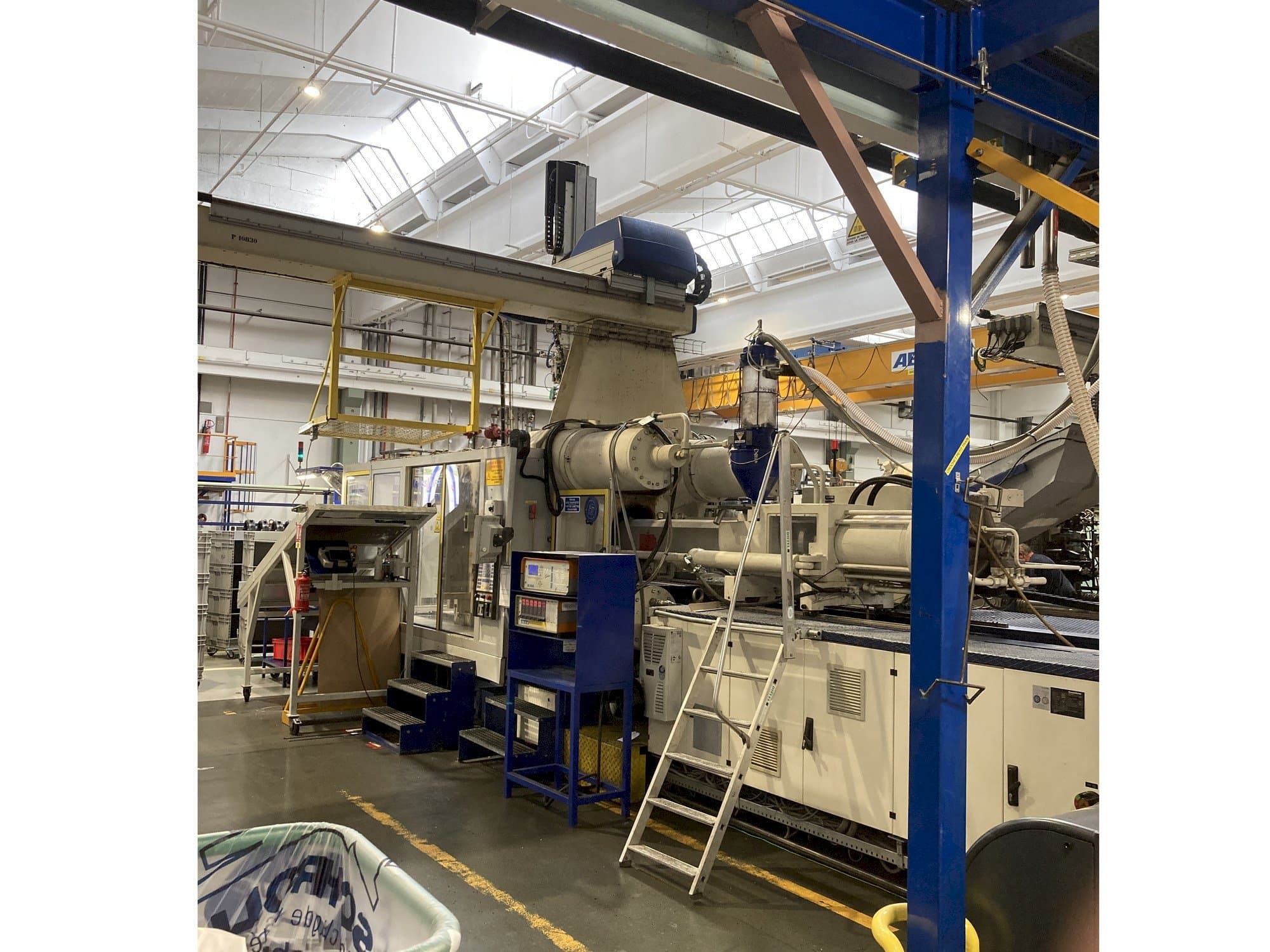 Vooraanzicht van Krauss Maffei 650 – 2700 C1 machine