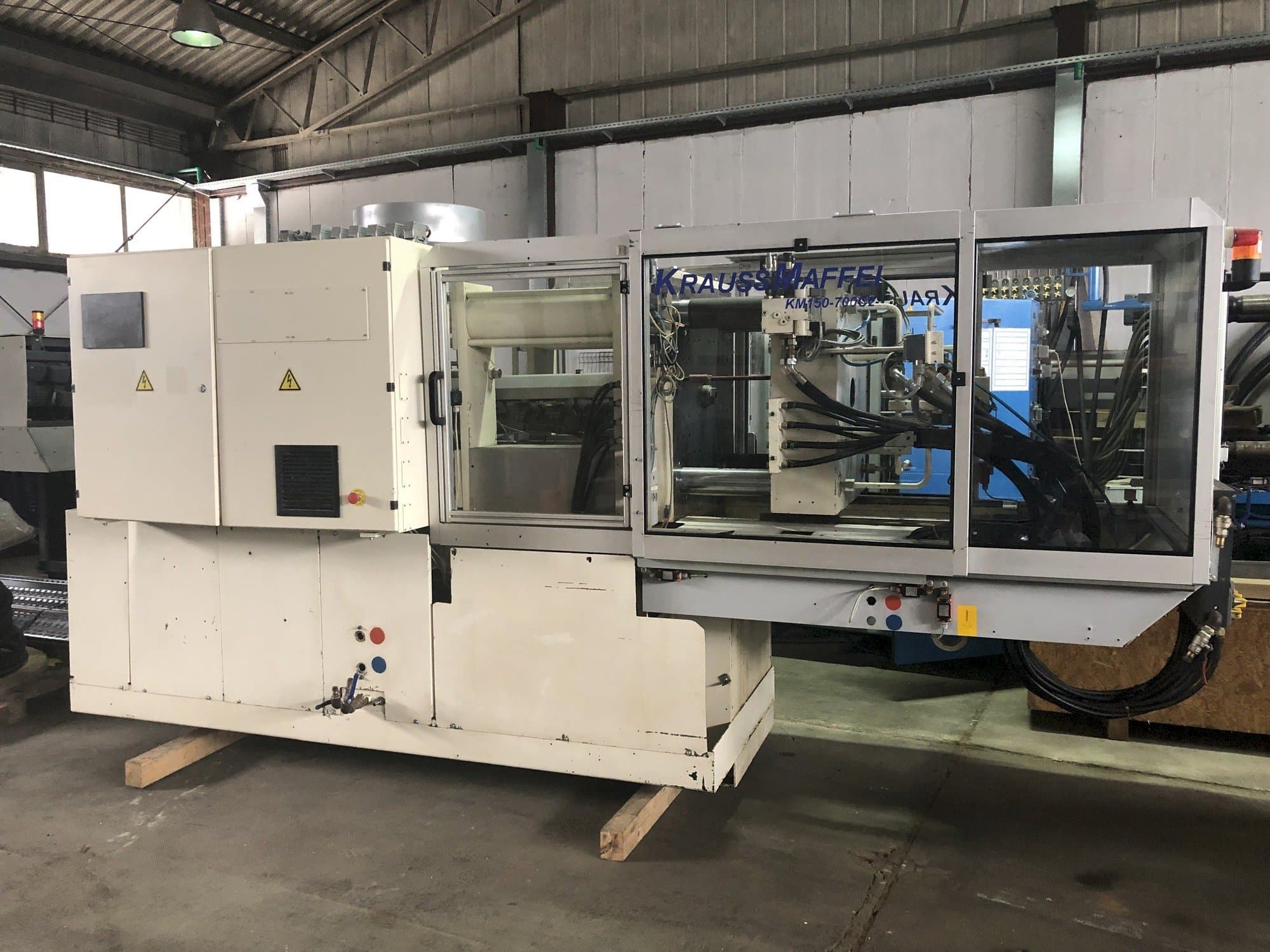 Vooraanzicht van Krauss Maffei 150-700 C2 machine