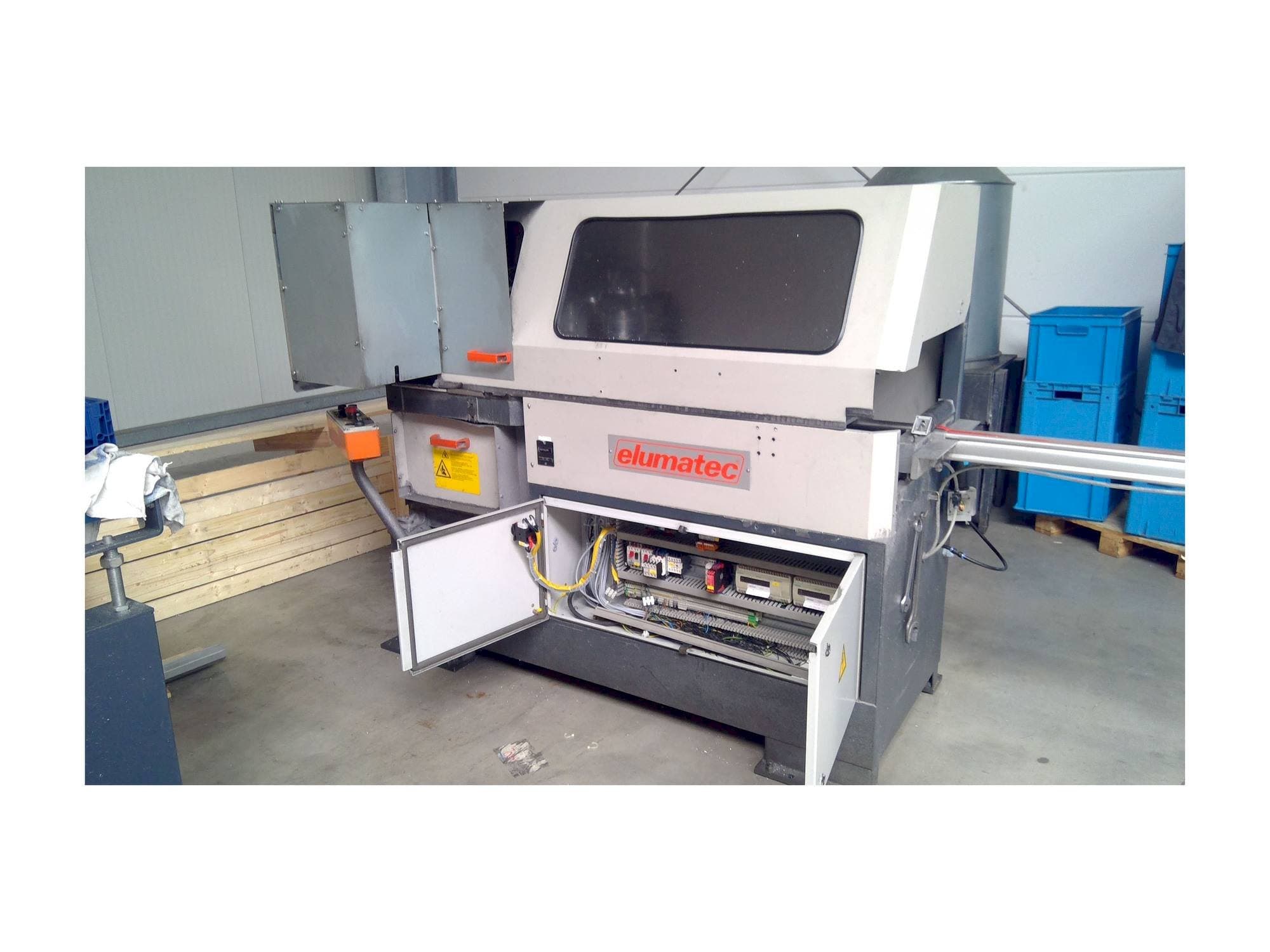 Vooraanzicht van Elumatec SA 142/38 machine