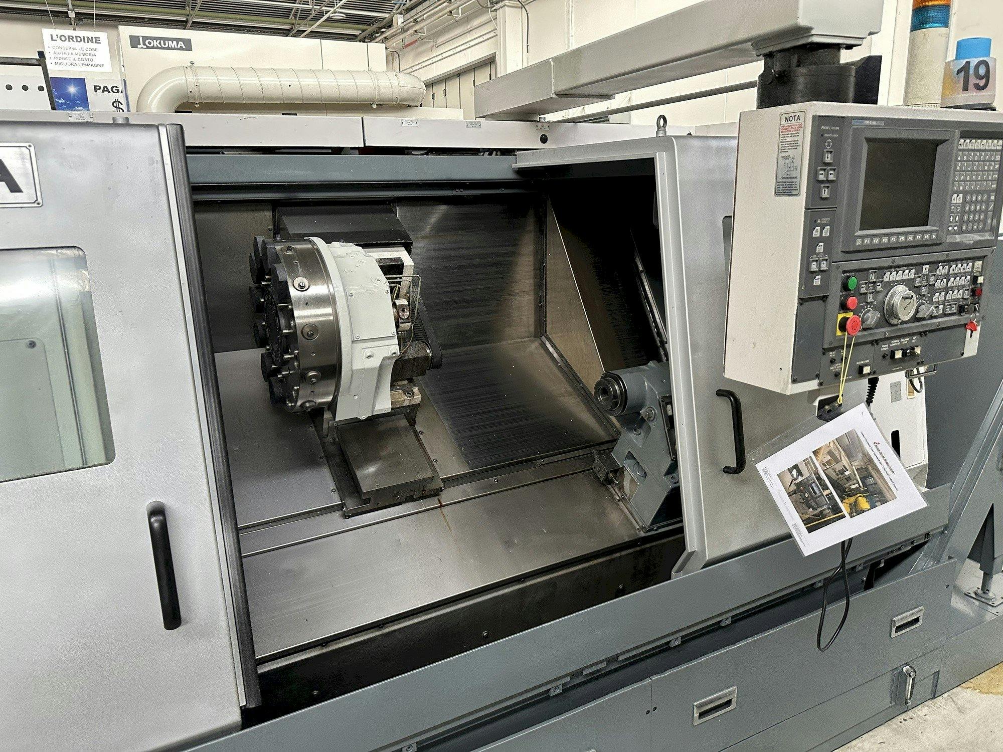 Werkruimte  van  Okuma LB 300 MC   machine