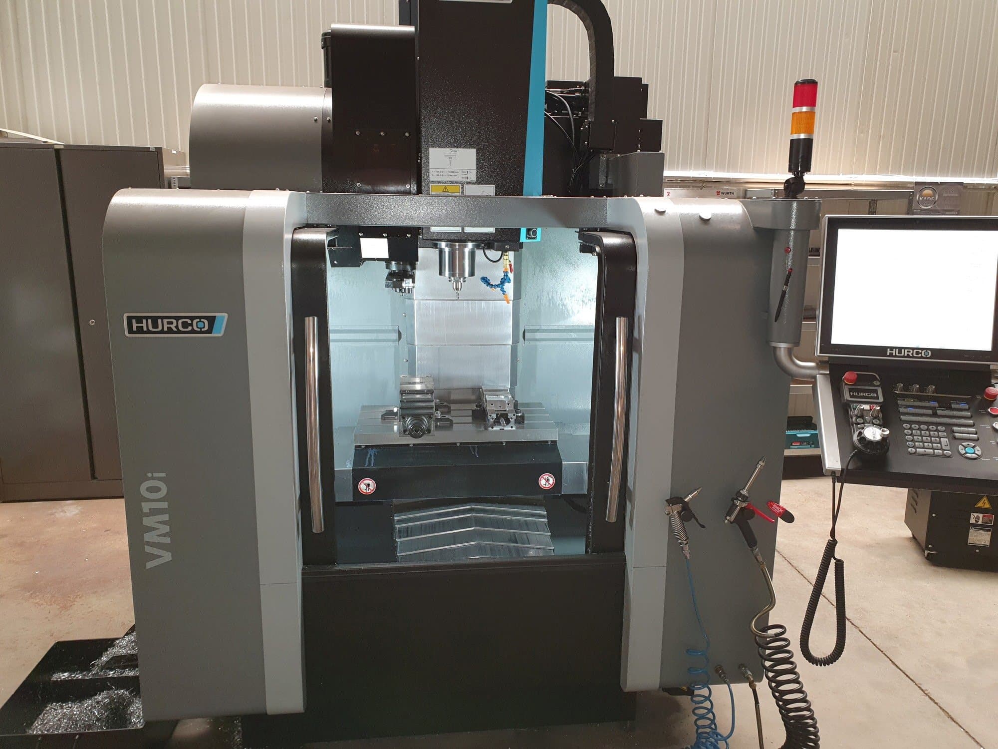 Vooraanzicht van Hurco VM10i machine