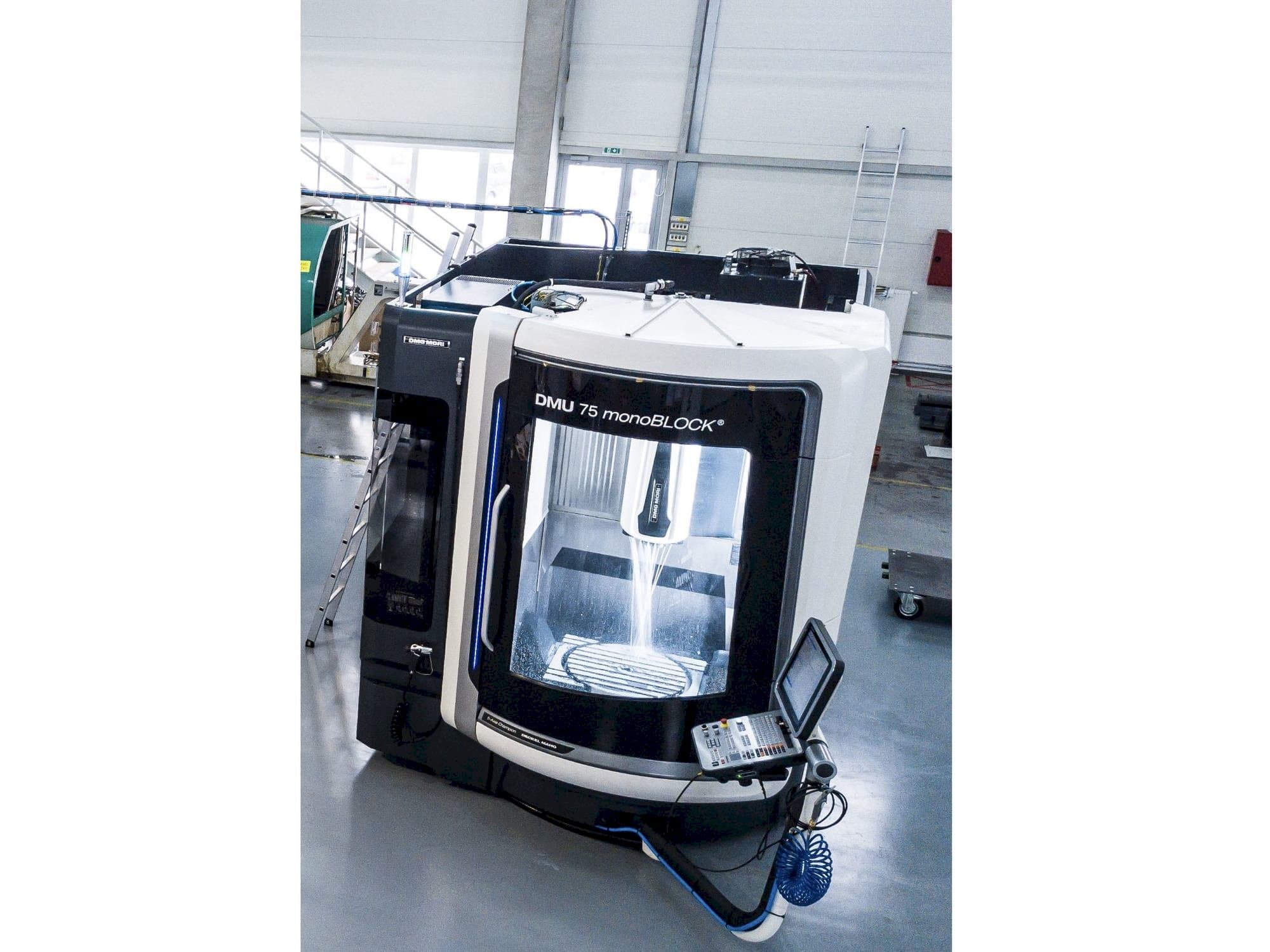 Vooraanzicht van DMG MORI DMU 75 monoBLOCK machine